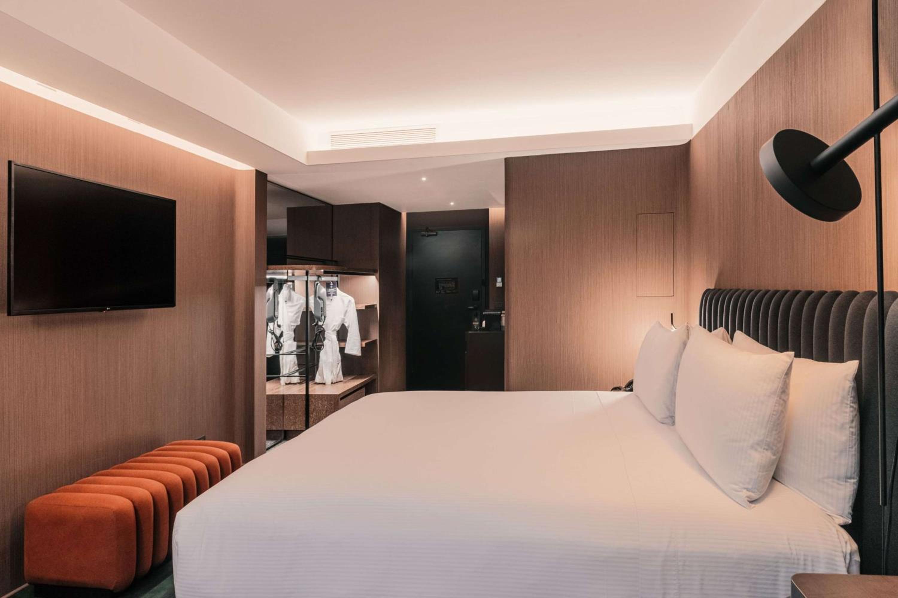 King Room with Roll-In Shower - Mobility/Hearing Accessible - Photo 1