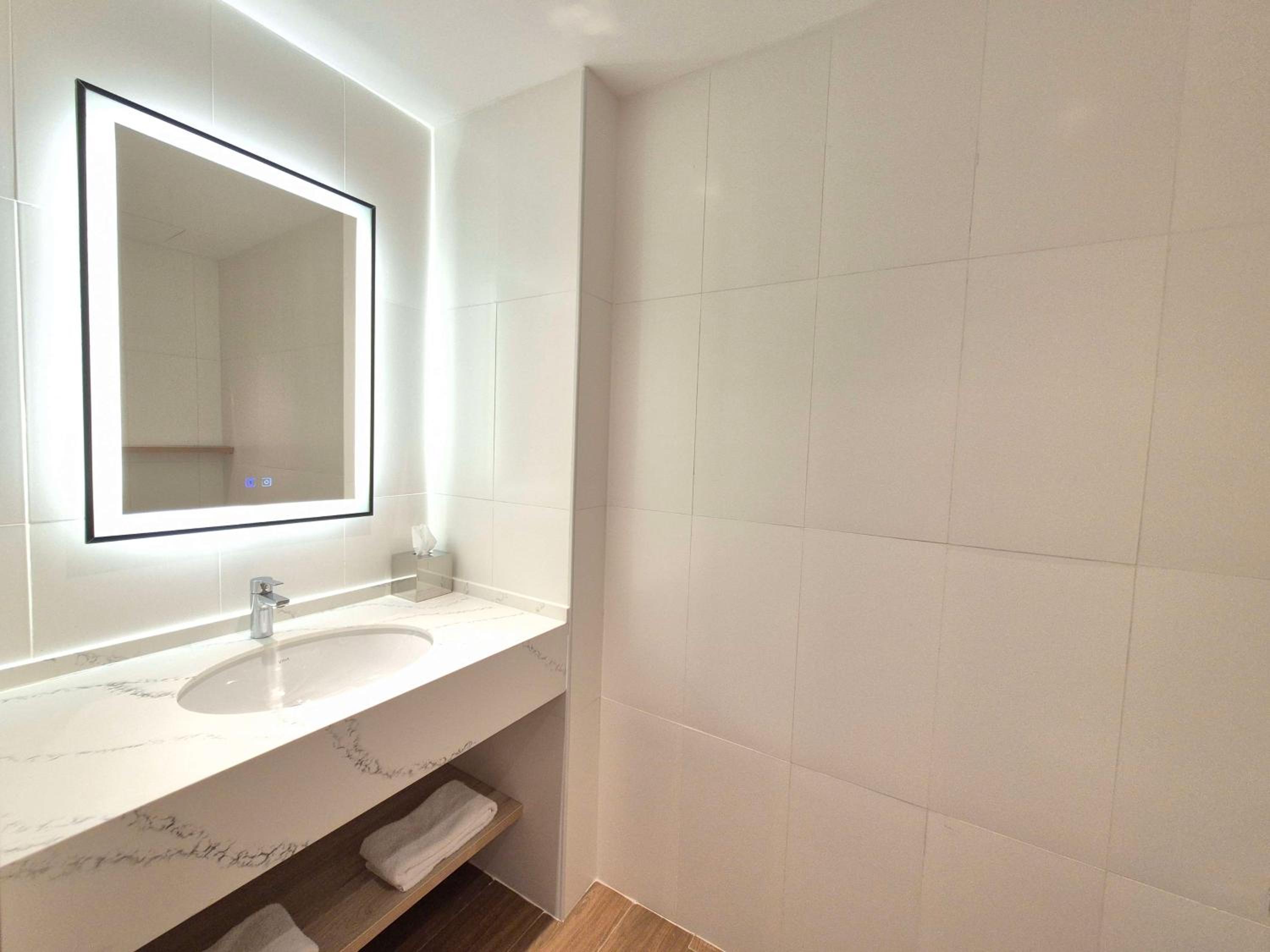 One-Bedroom King Suite with Balcony - Photo 11