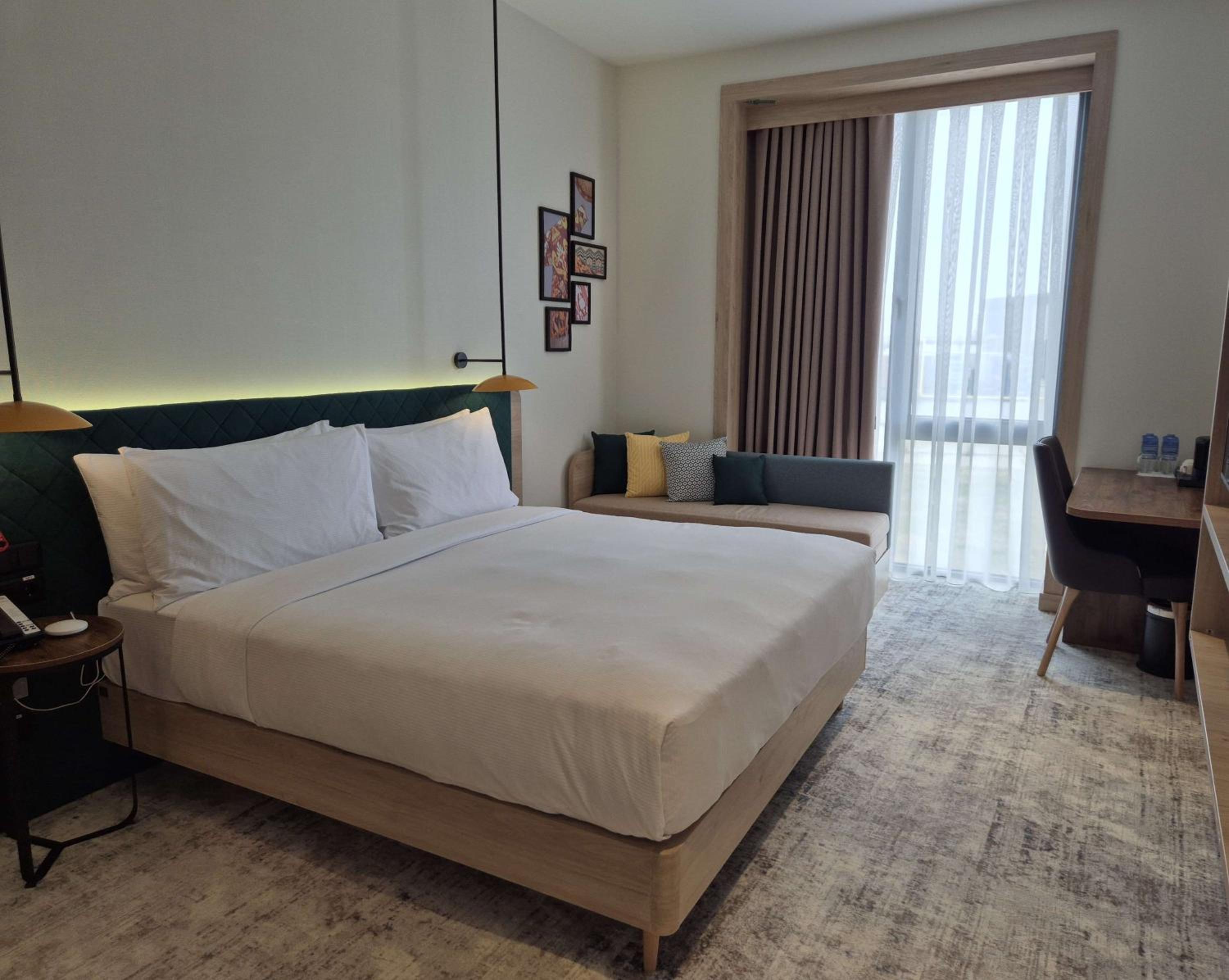 One-Bedroom King Suite with Balcony - Photo 4