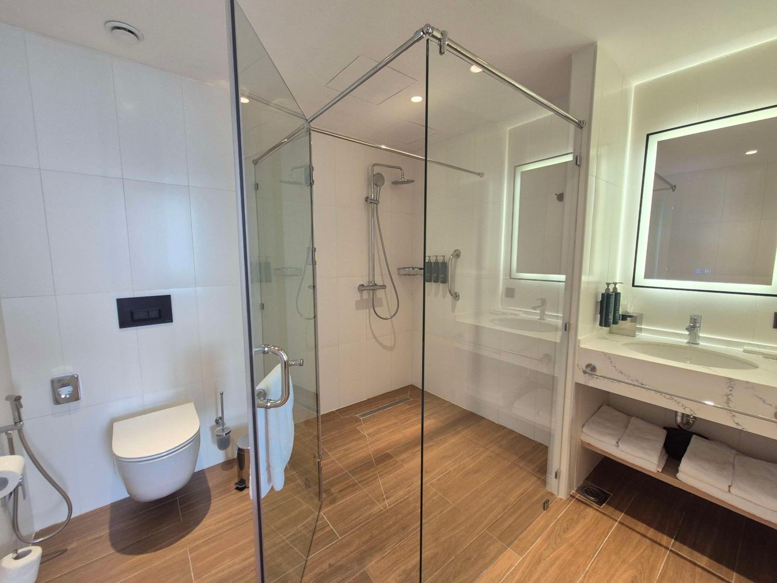 One-Bedroom King Suite with Balcony - Photo 10