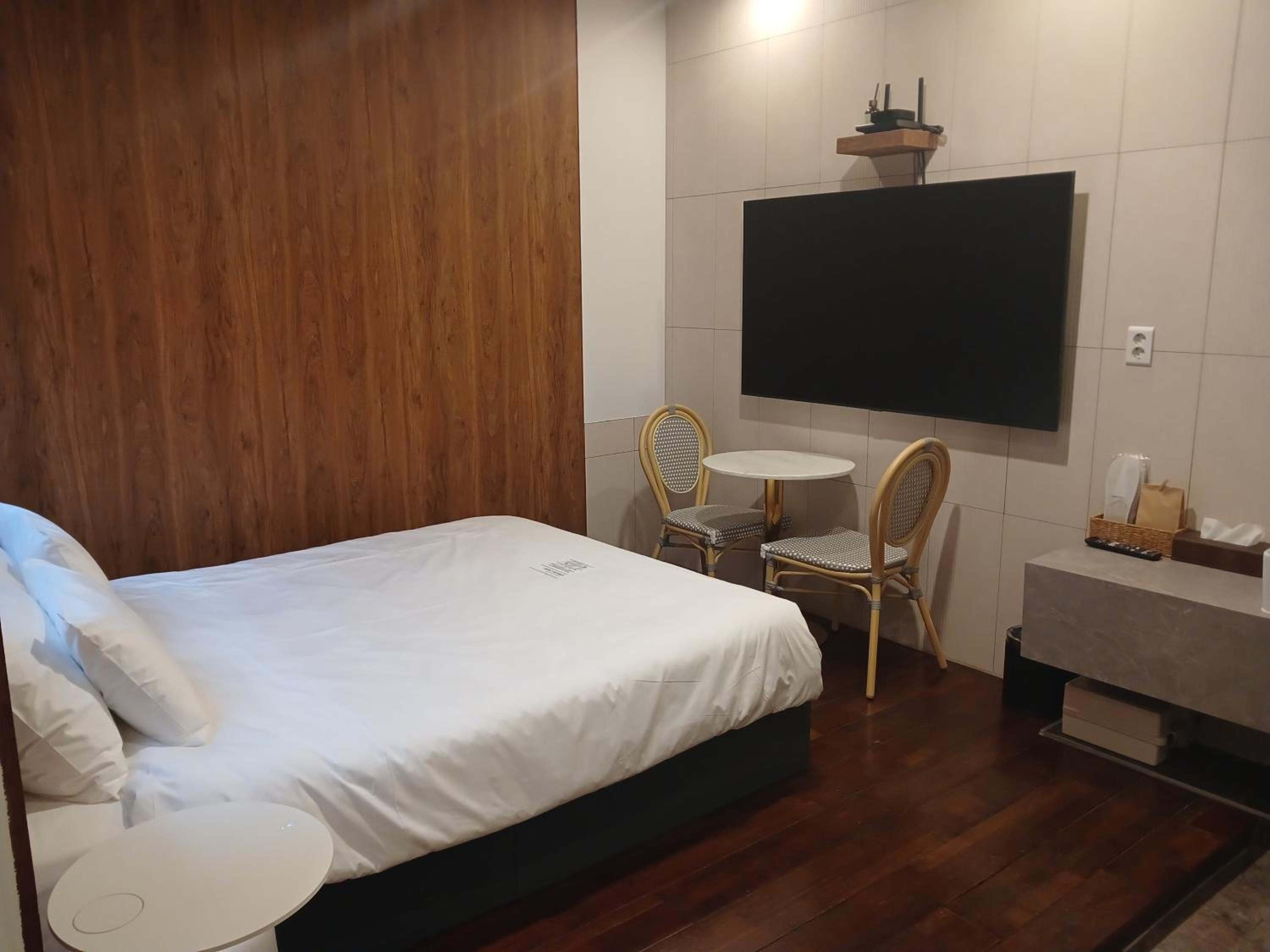 Suite with Spa Bath - Photo 2
