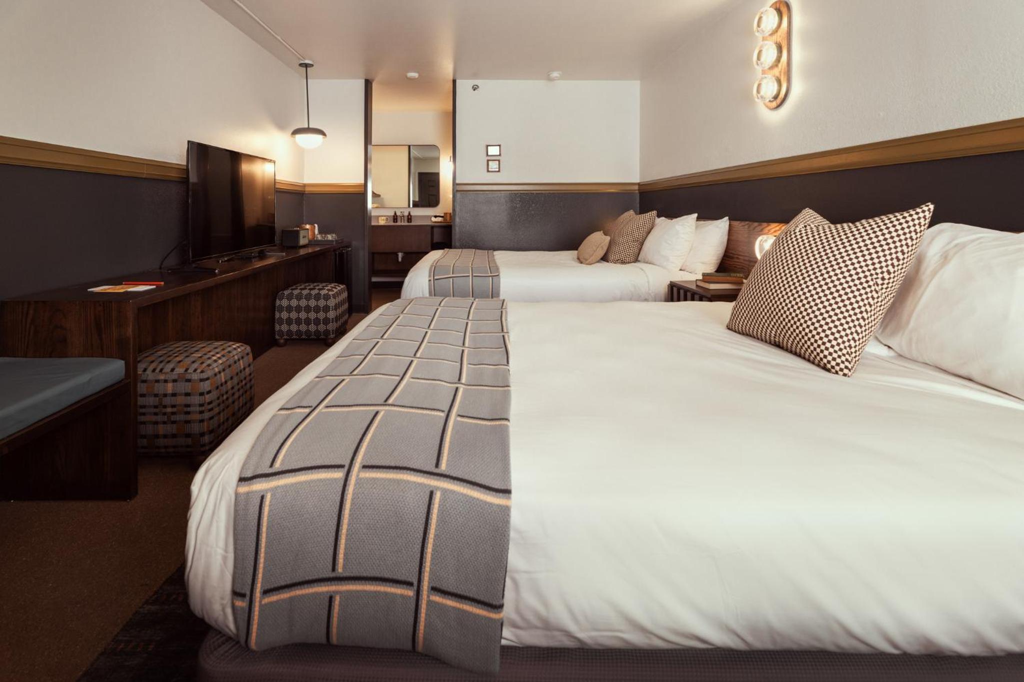 Queen Room with Two Queen Beds - High Floor - Photo 11