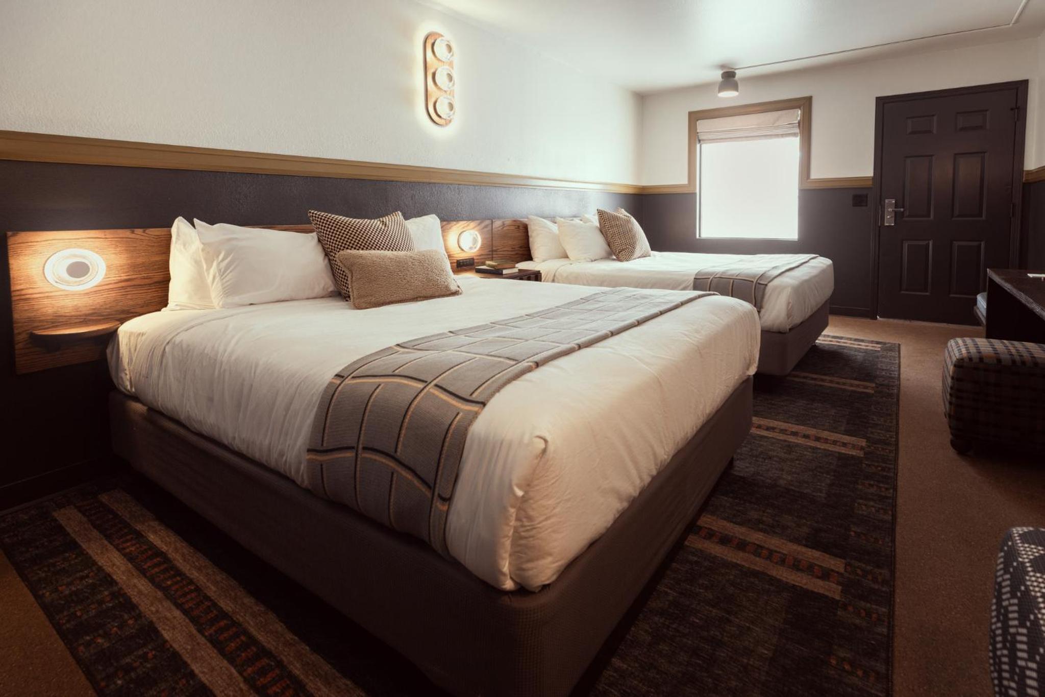 Queen Room with Two Queen Beds - High Floor - Photo 10