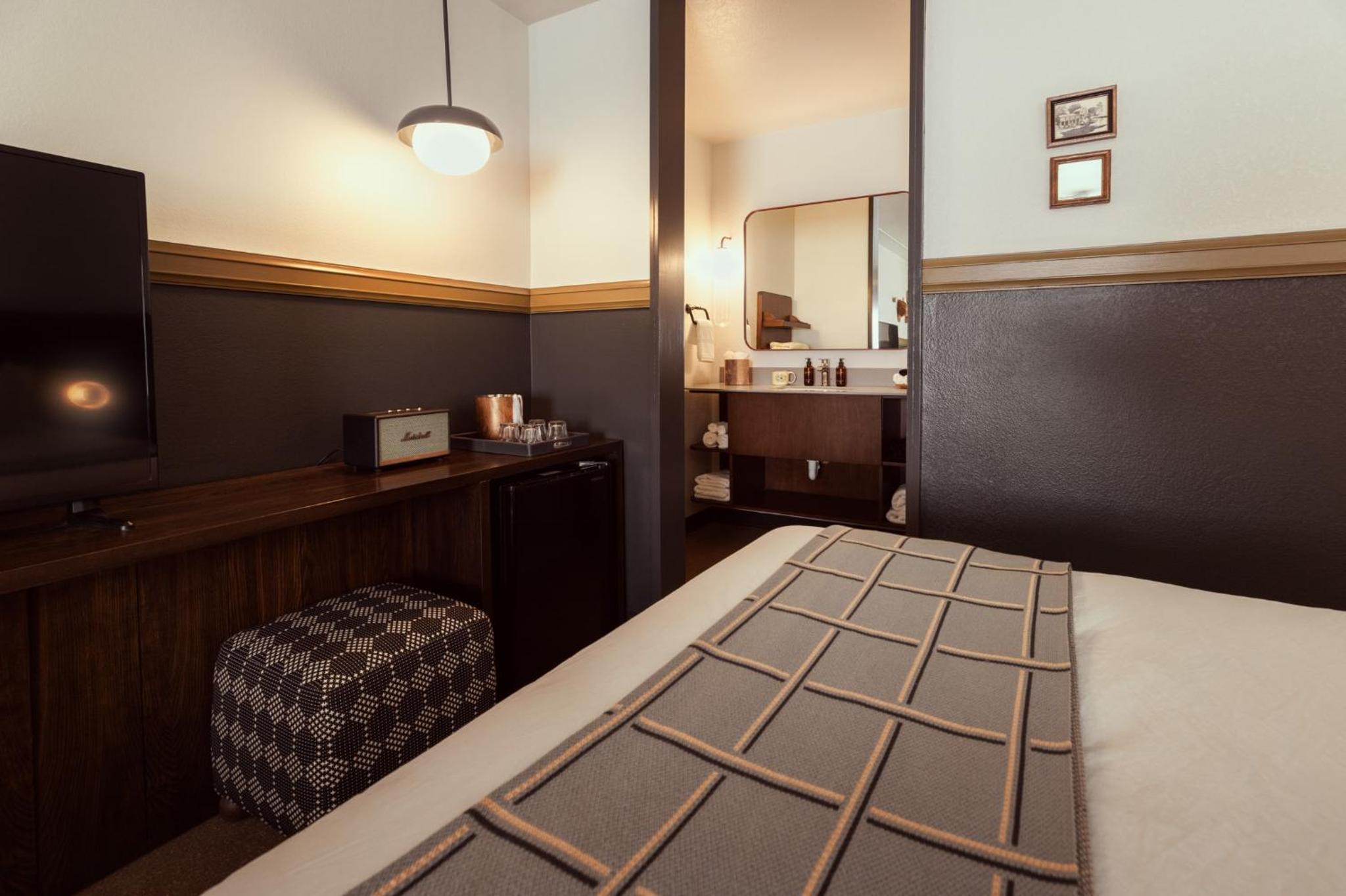 Queen Room with Two Queen Beds - High Floor - Photo 9