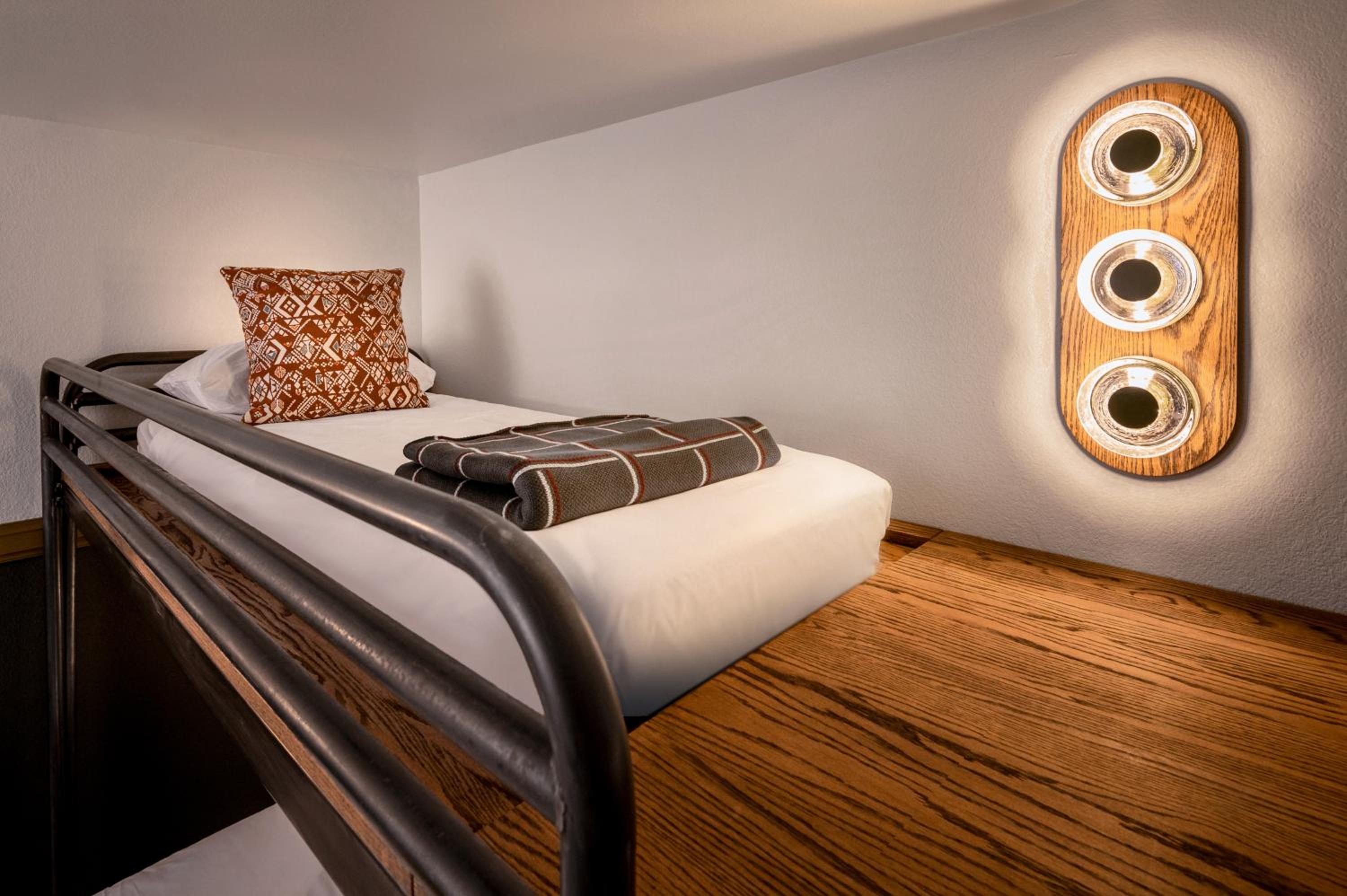 Queen Room with Two Queen Beds - Ground Floor - Photo 2