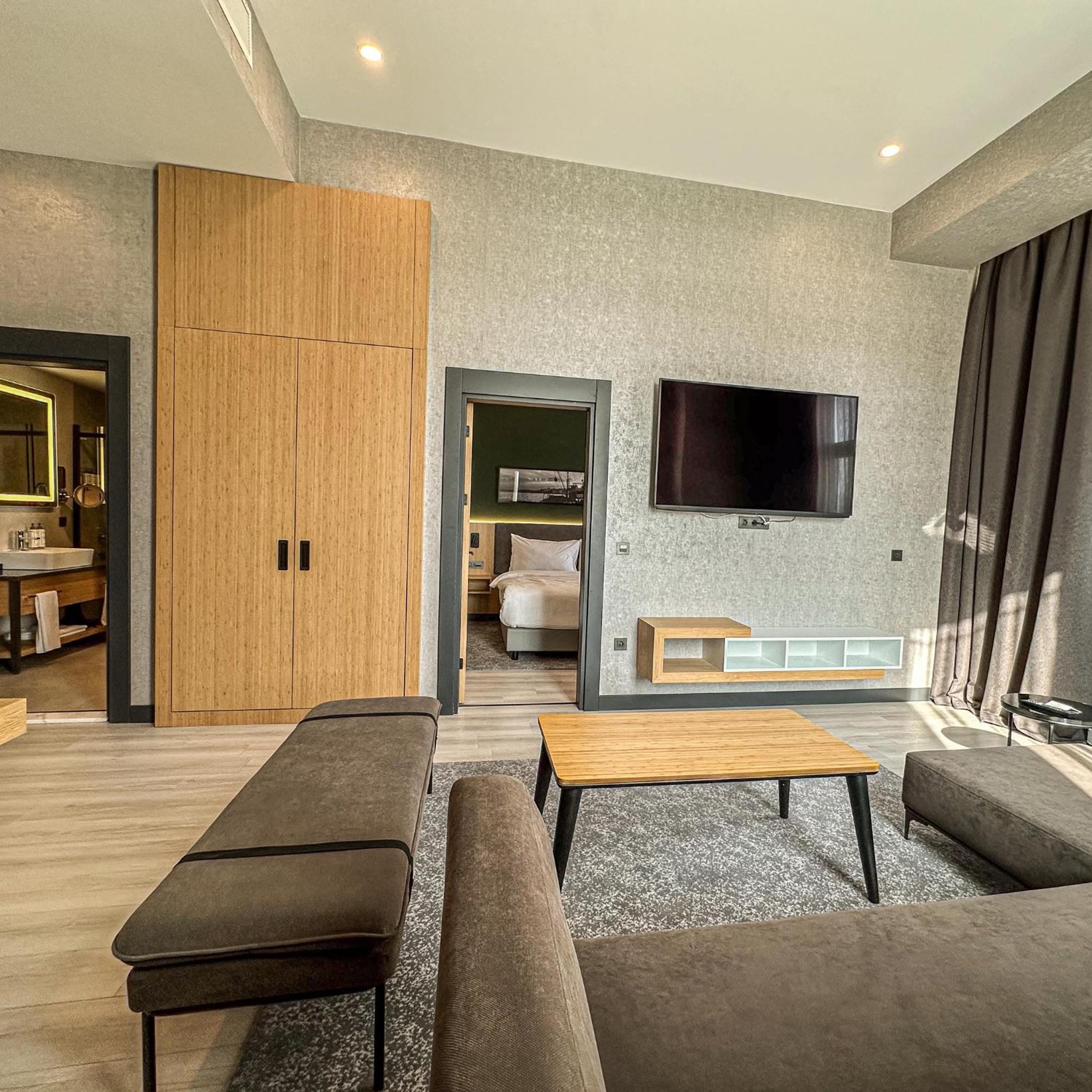 Corner Suite - Photo 7