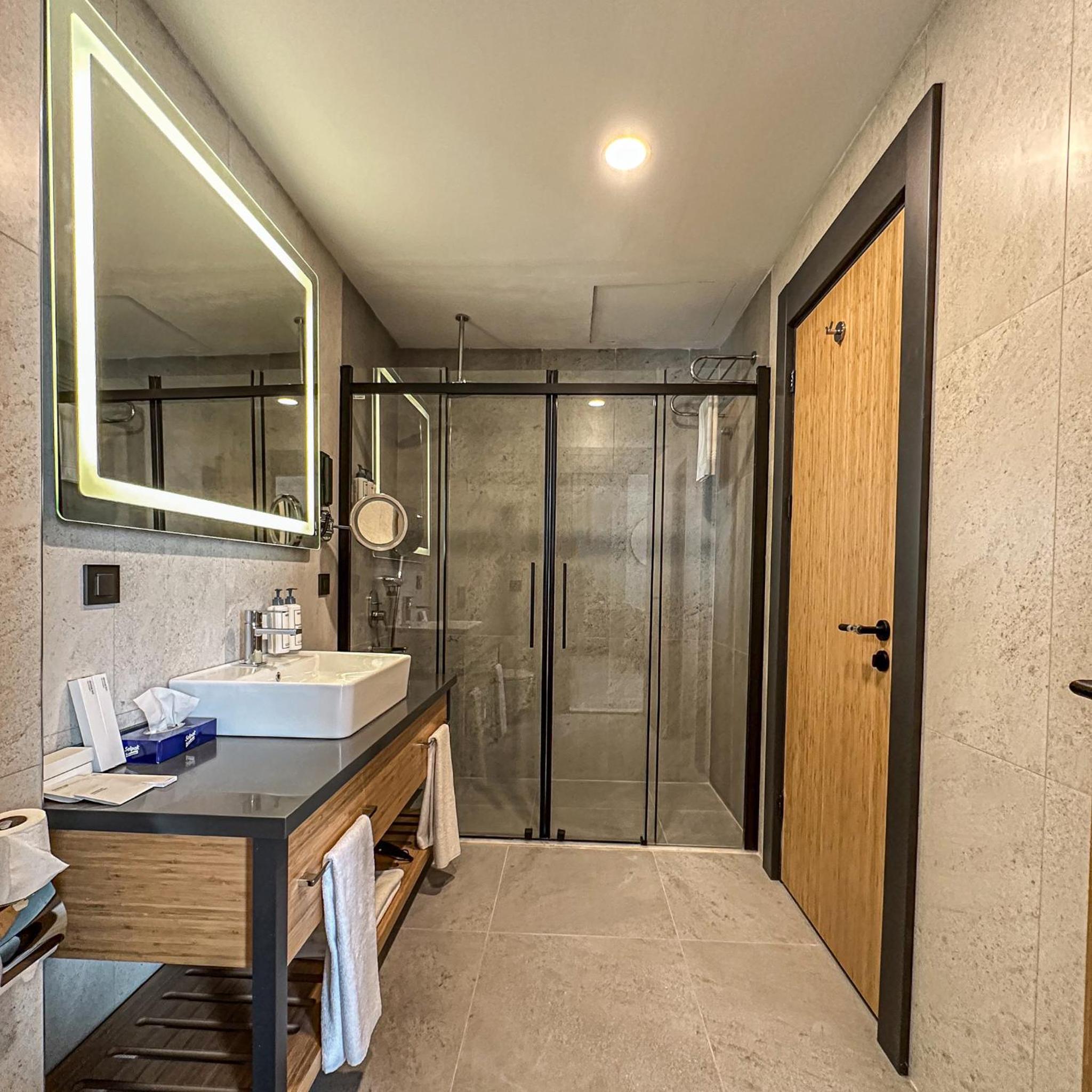 Corner Suite - Photo 6