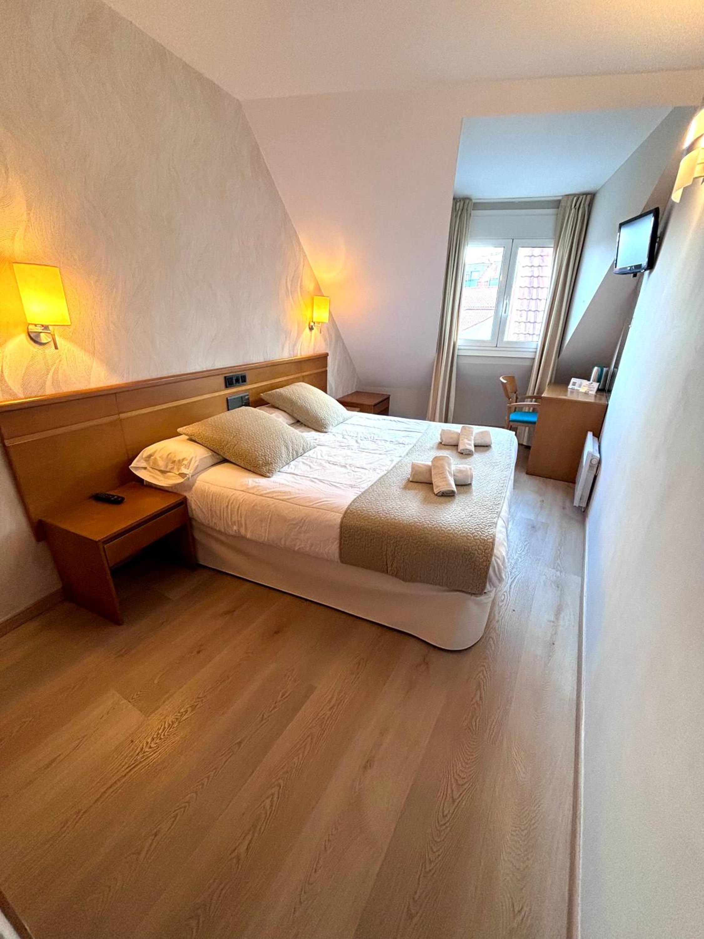 Double or Twin Room with City View photo 3