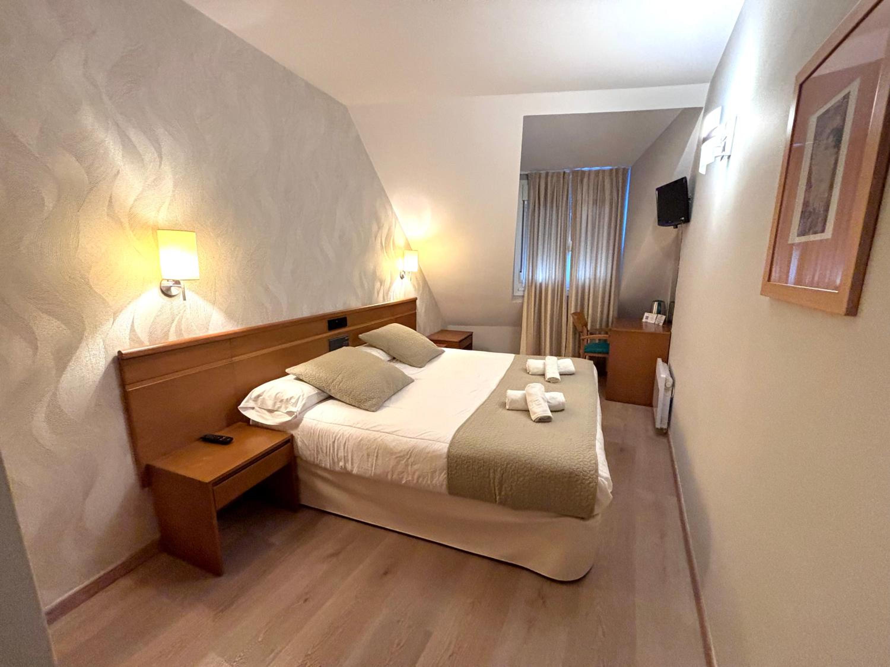 Double or Twin Room with City View photo 2