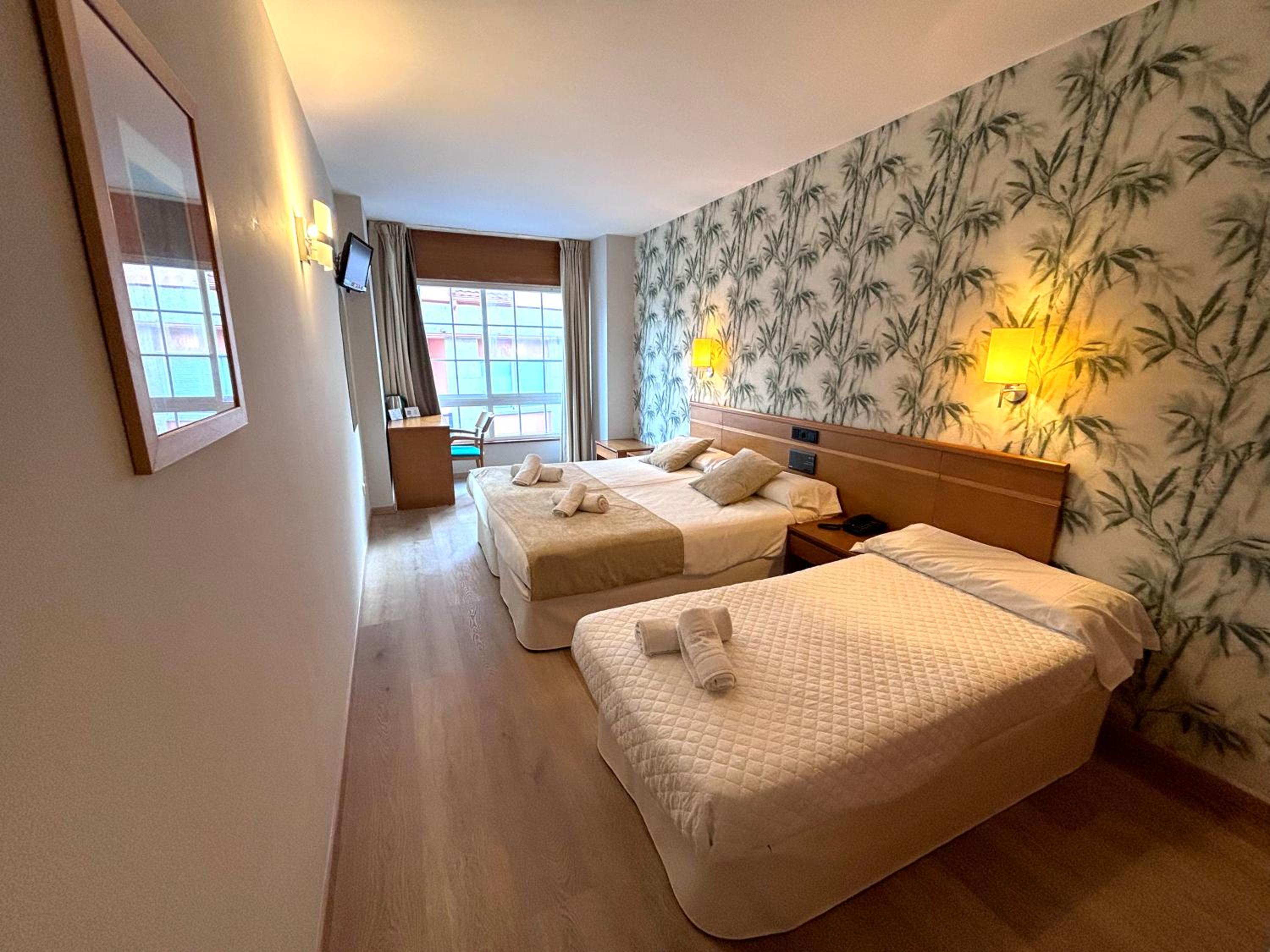 Habitación Triple con Vista a la Ciudad