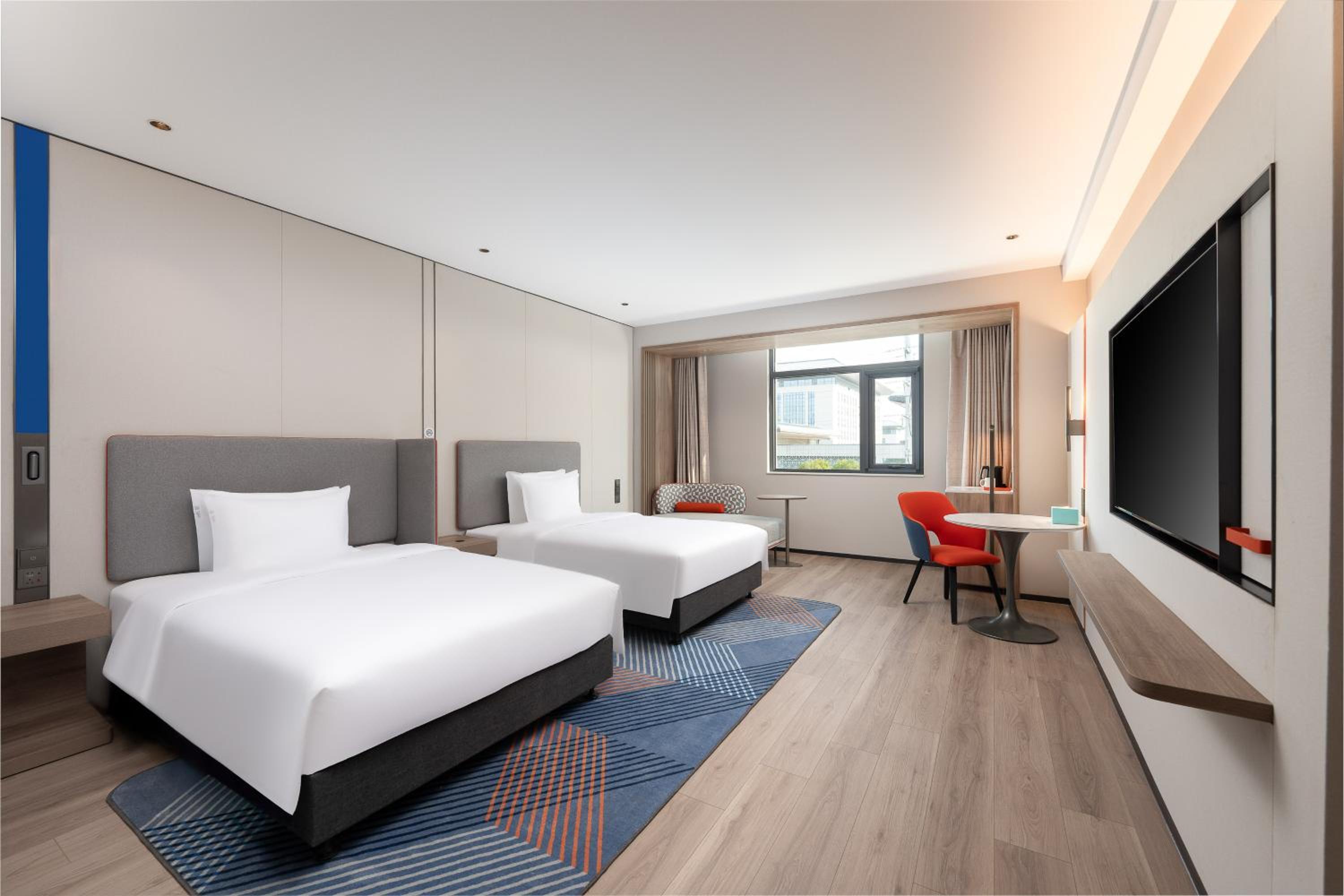 Standard Queen Room with Queen and Single Bed photo 2