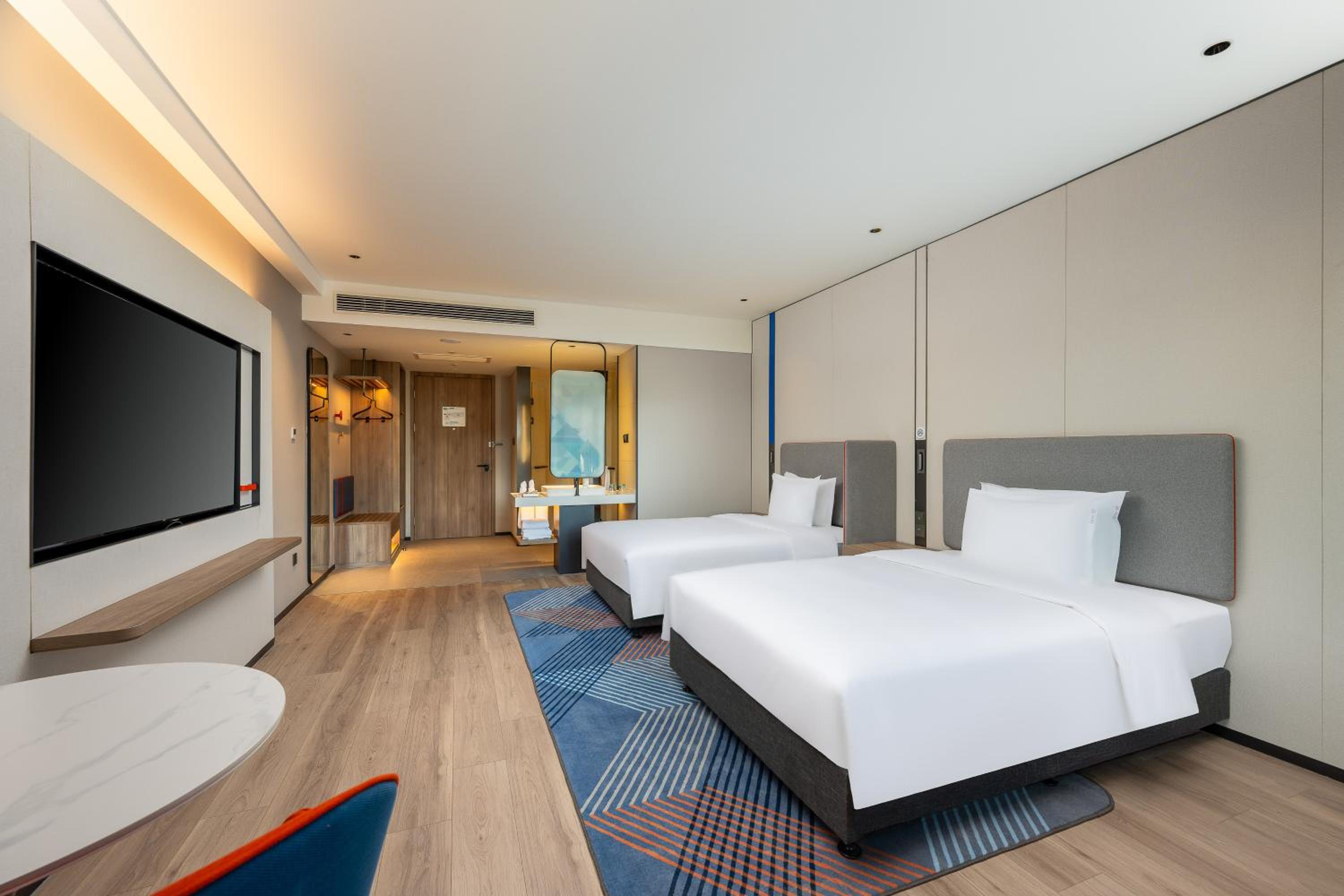 Standard Queen Room with Queen and Single Bed photo 1