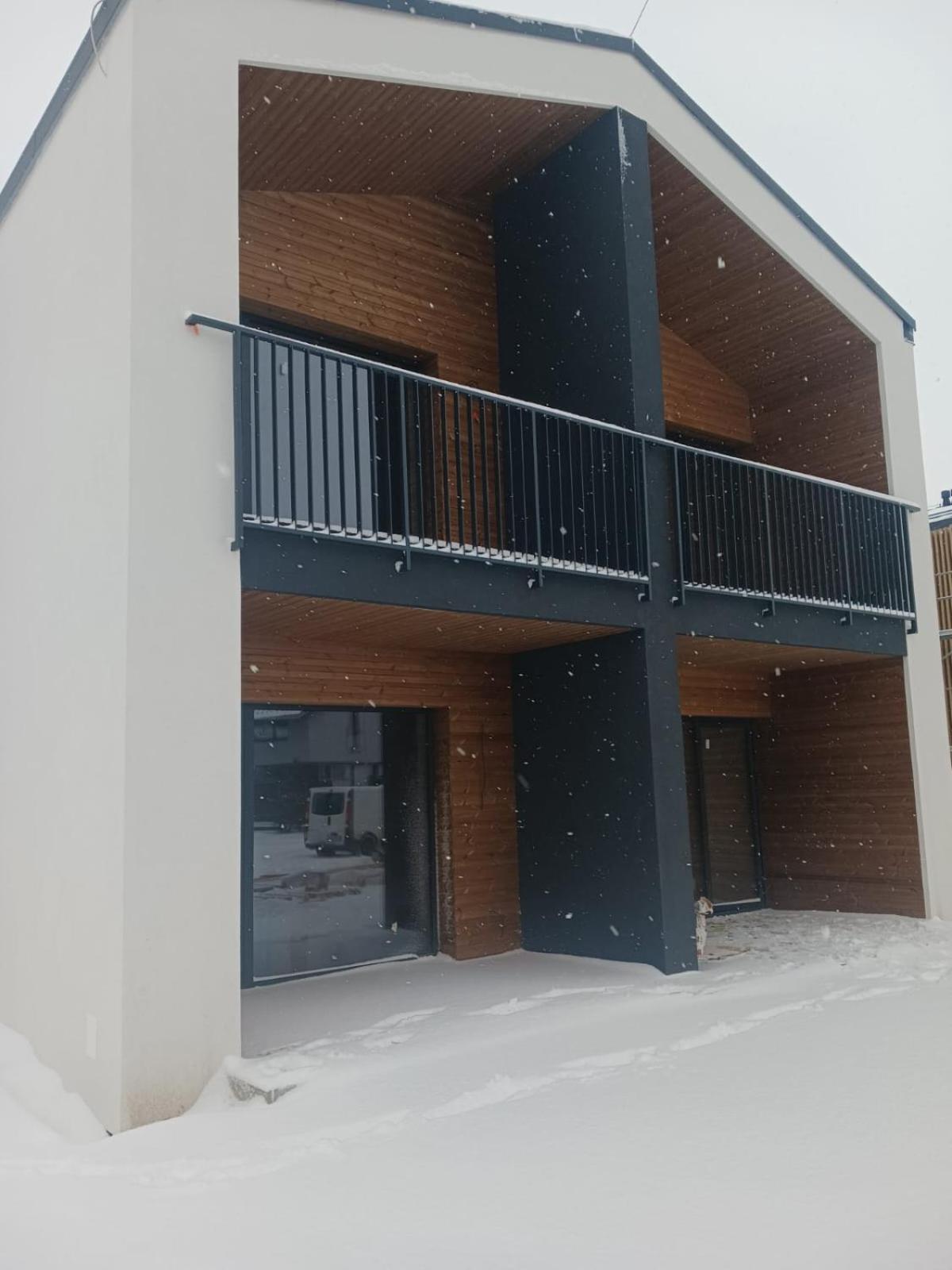 One-Bedroom Apartment with Balcony and Mountain View   photo 2