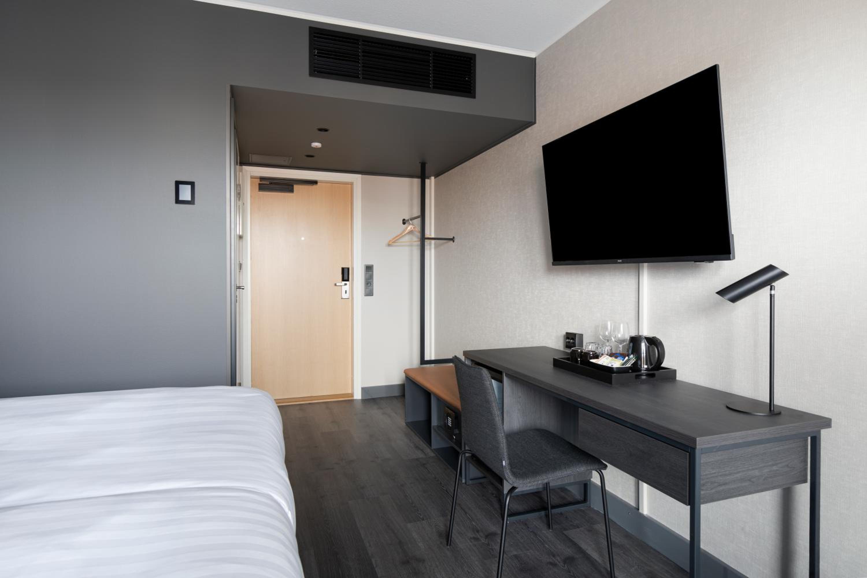 Superior King Room thumbnail 5