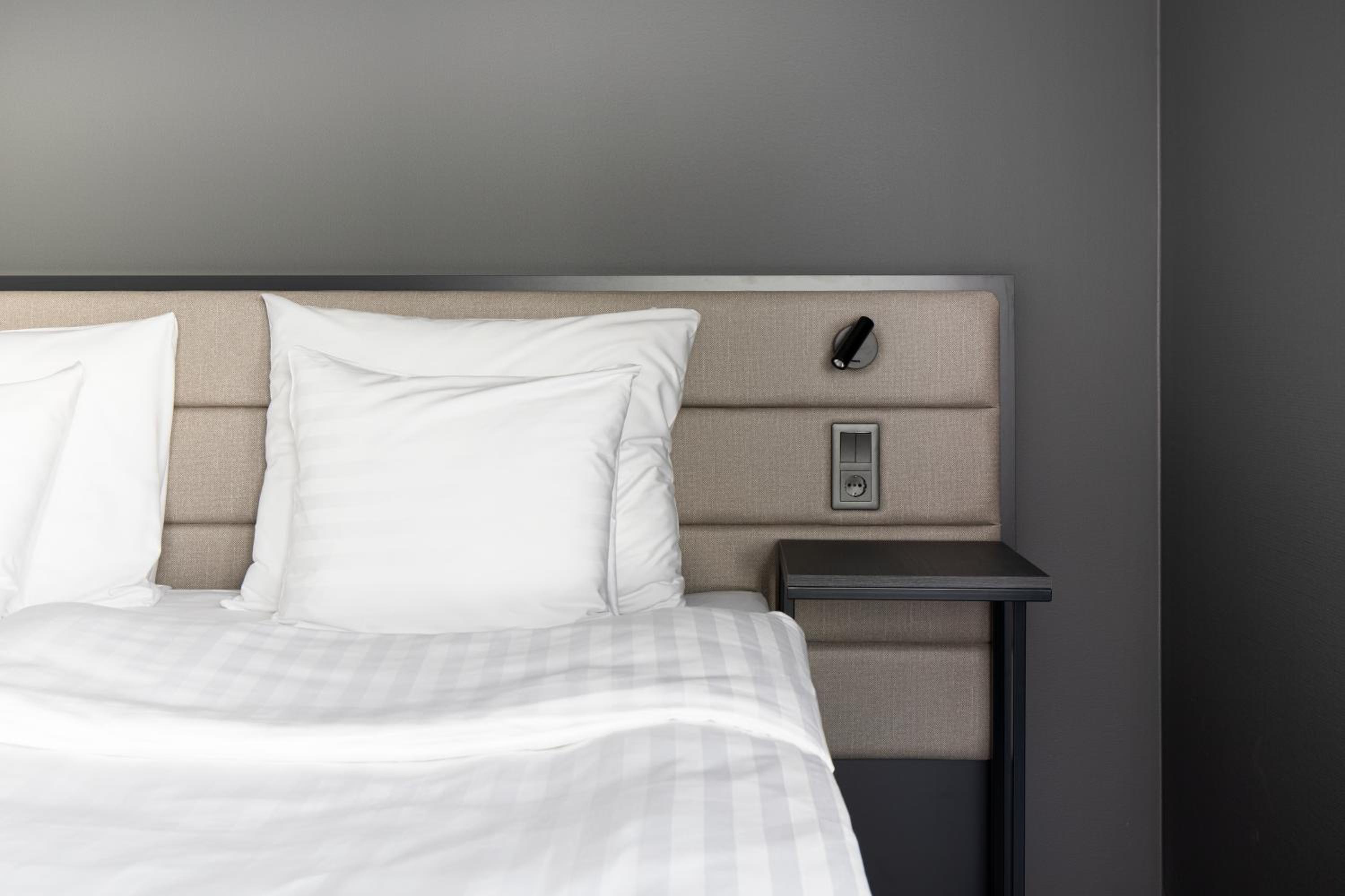 Superior King Room thumbnail 6