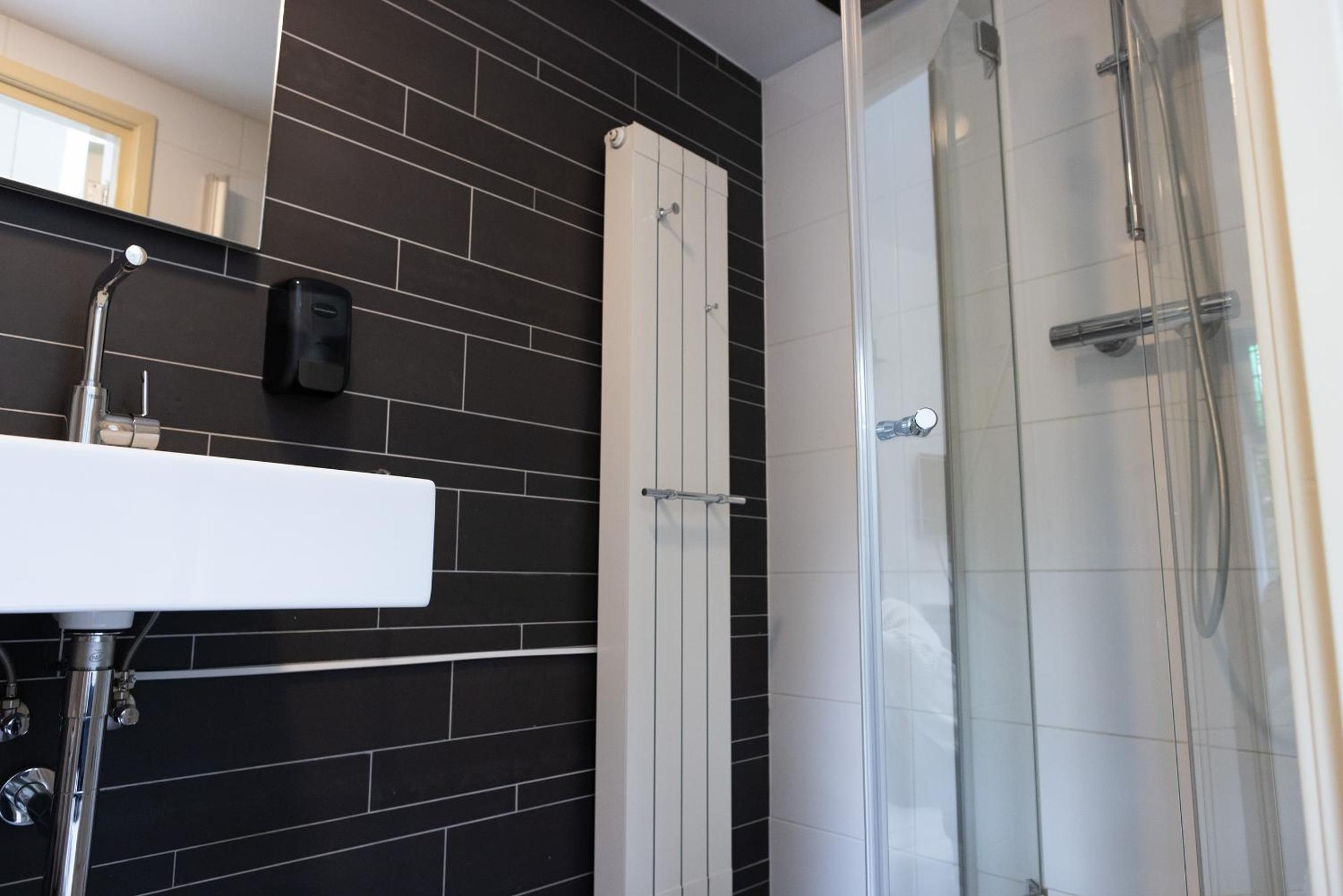 Twin Room with Private Bathroom photo 3