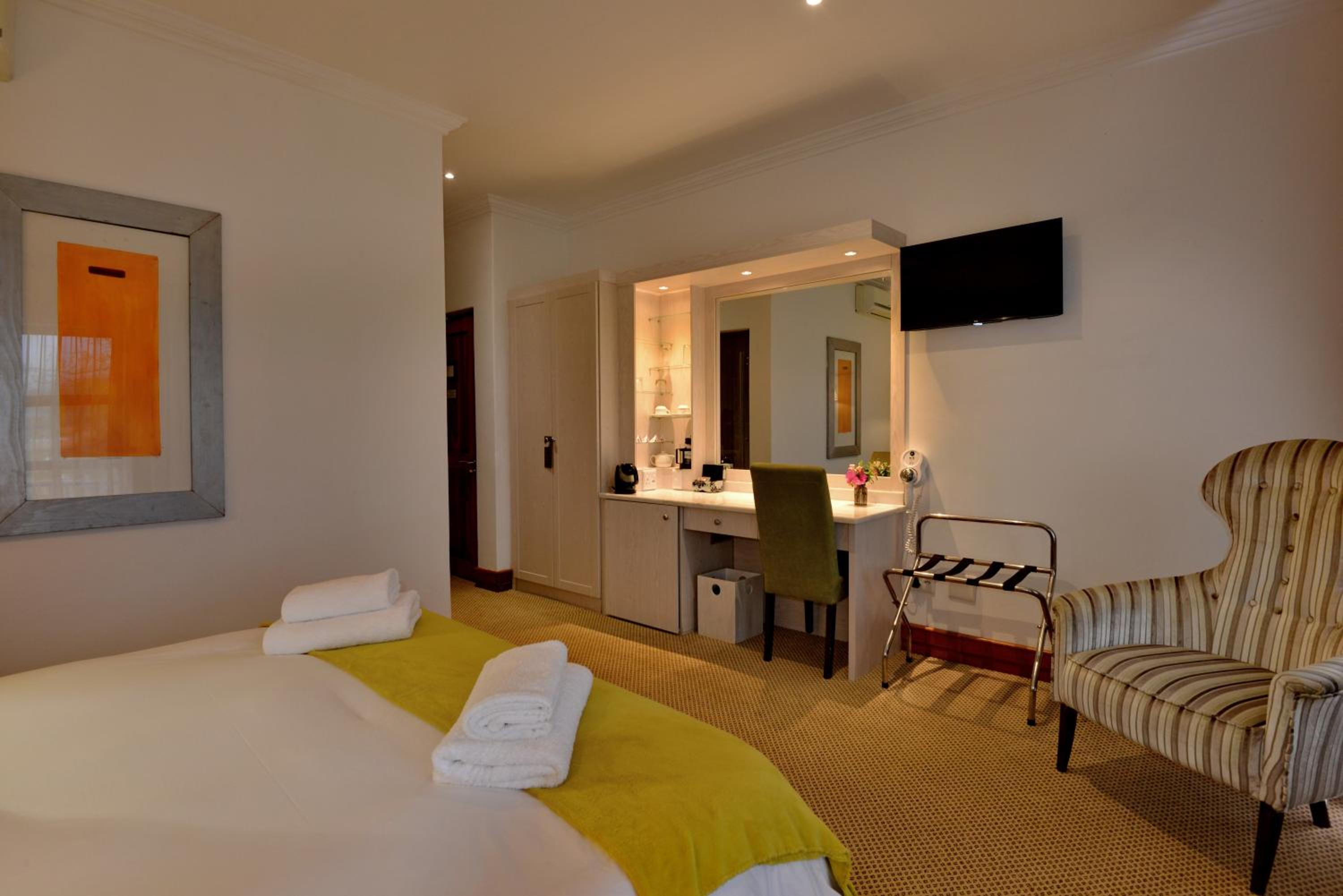 Luxury Double Room with Patio - Photo 10