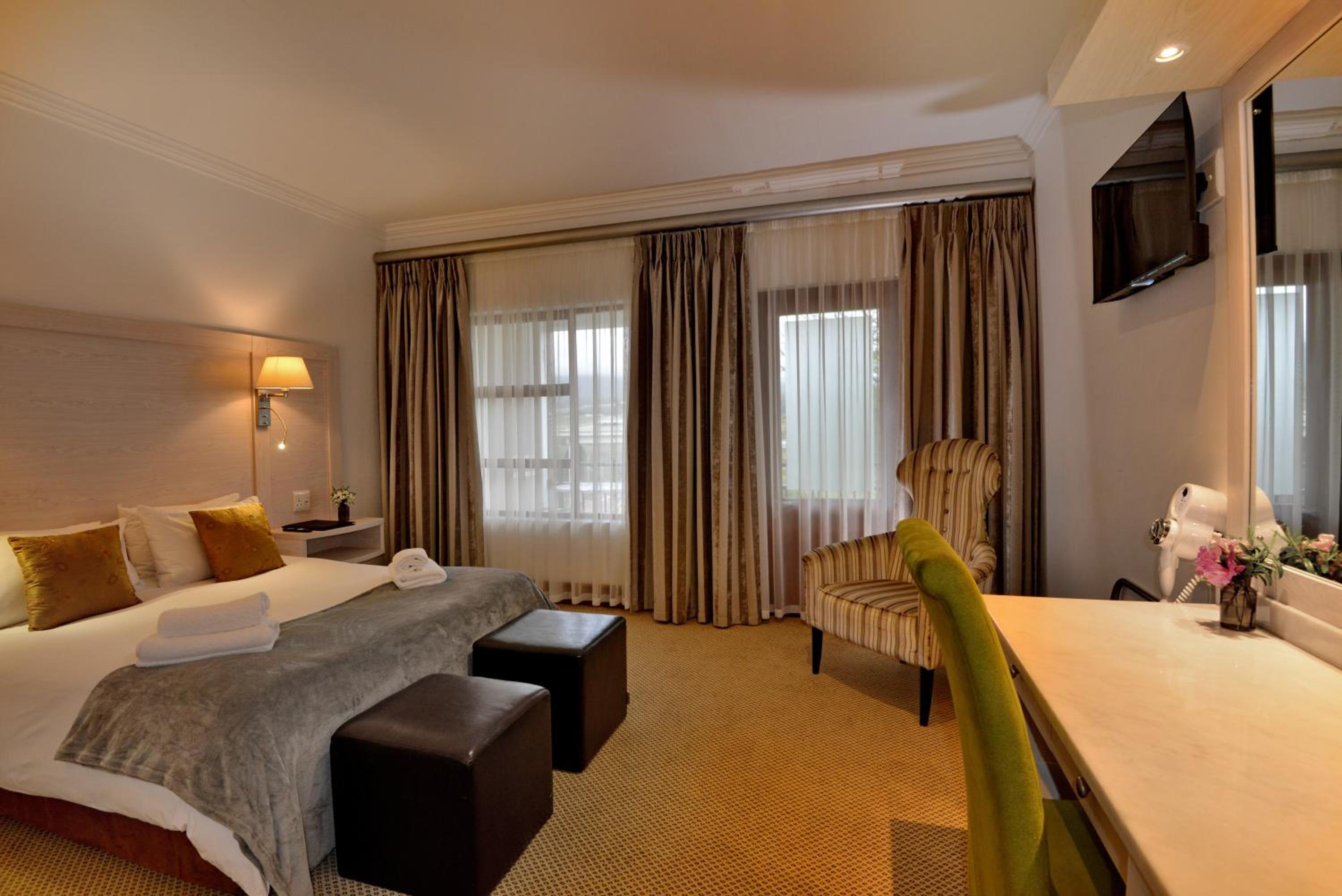 Luxury Double Room with Patio - Photo 3