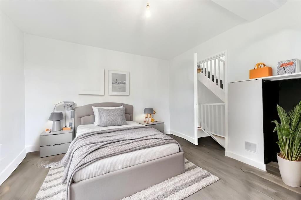 Five-Bedroom House photo 2