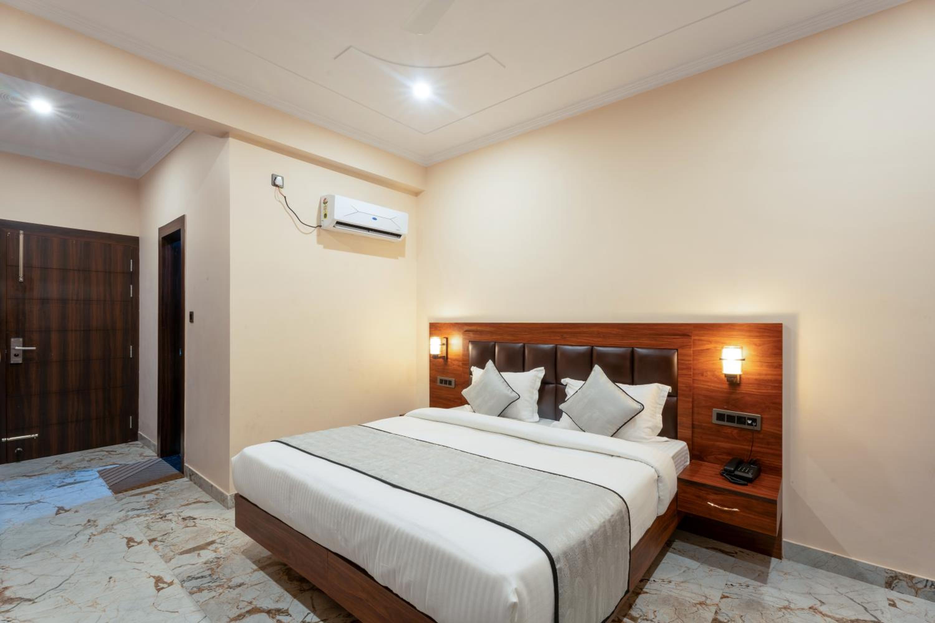 Double Room With Balcony (2 Adults + 1 Child) photo 1