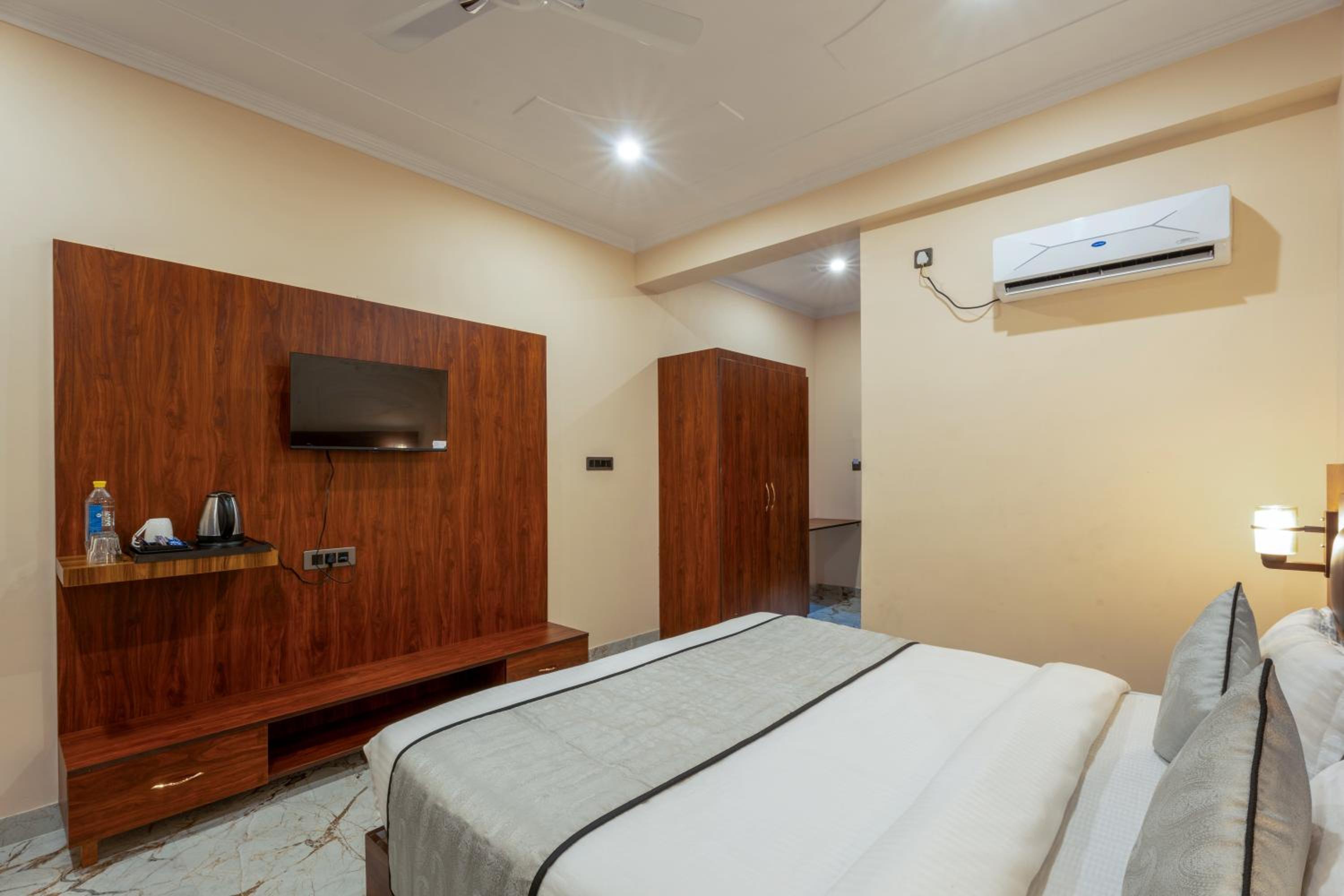 Double Room With Balcony (2 Adults + 1 Child) photo 3