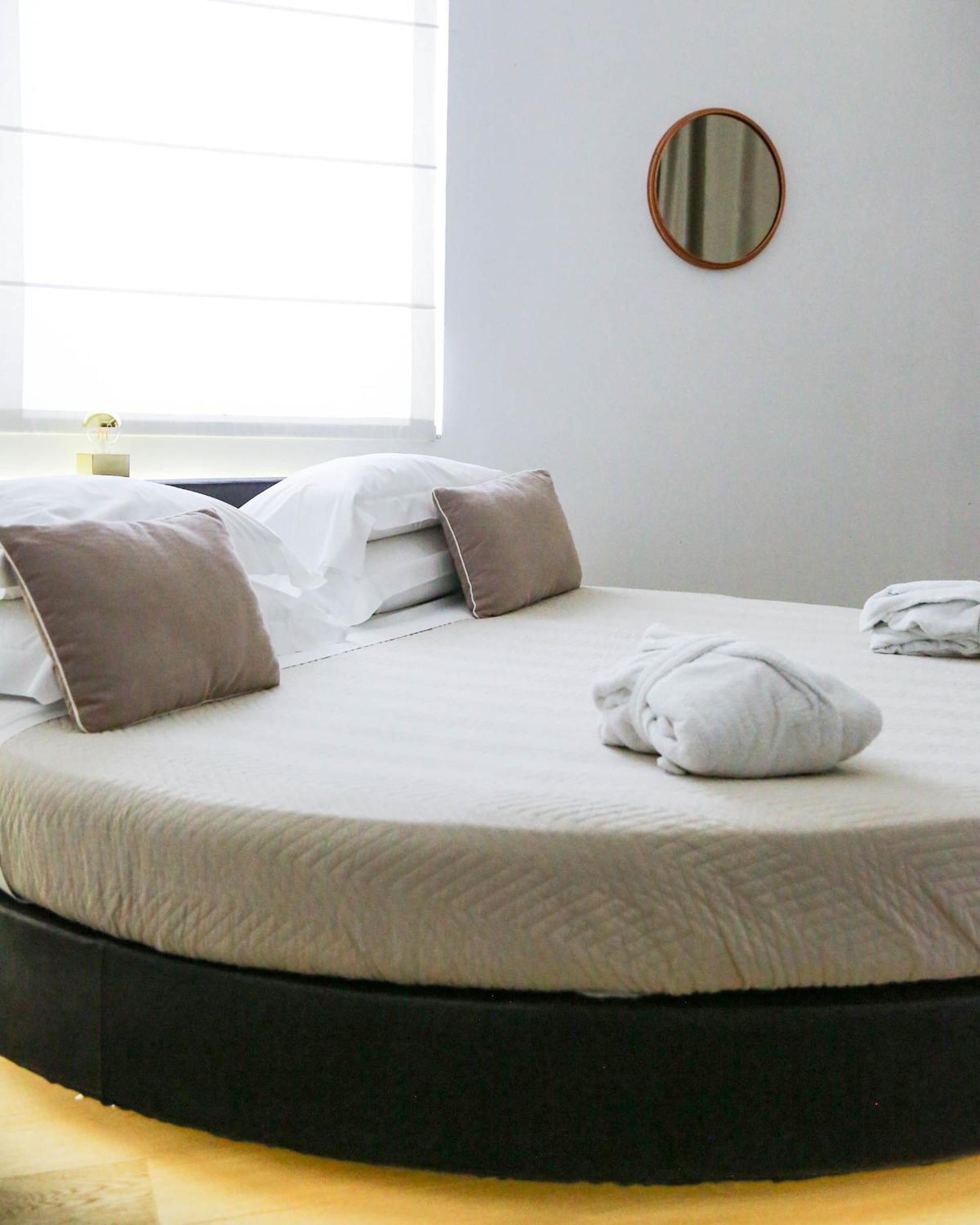 Suite with Hot Tub - Photo 6