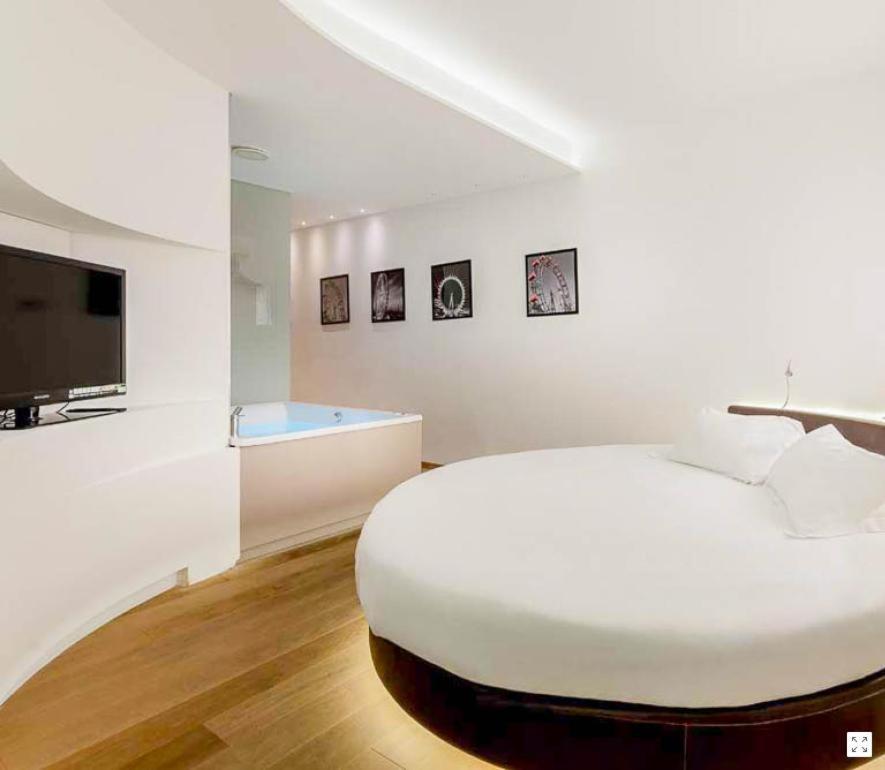 Suite with Hot Tub - Photo 8