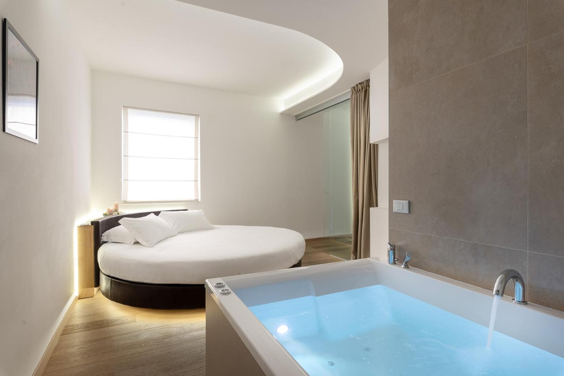 Suite with Hot Tub - Photo 4