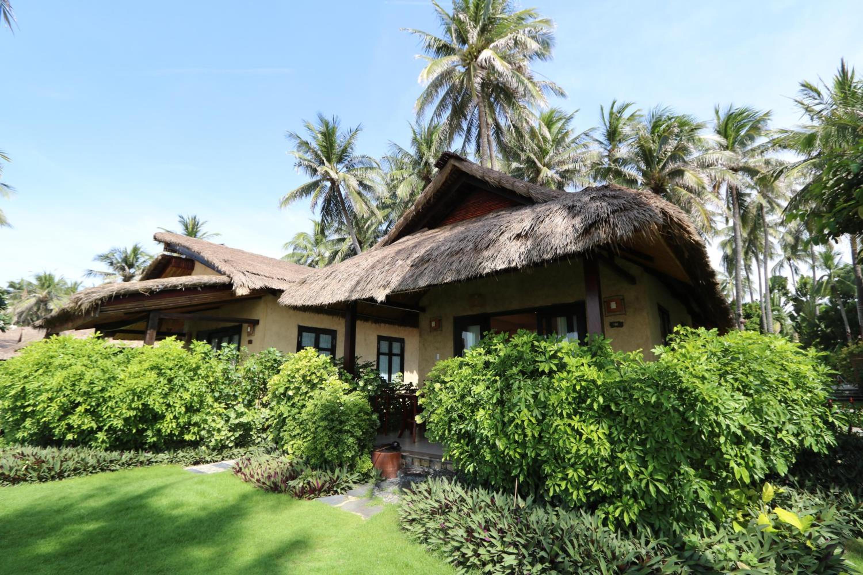 Serene Elite Premier Beach Front Bungalow - Photo 2