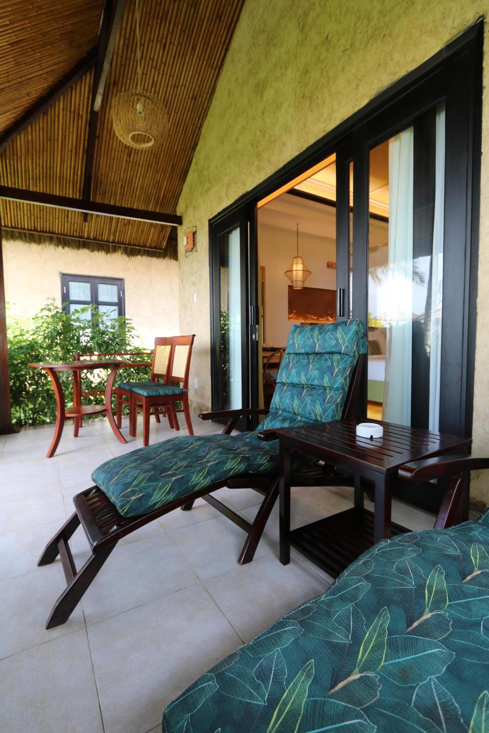 Serene Elite Premier Beach Front Bungalow - Photo 8