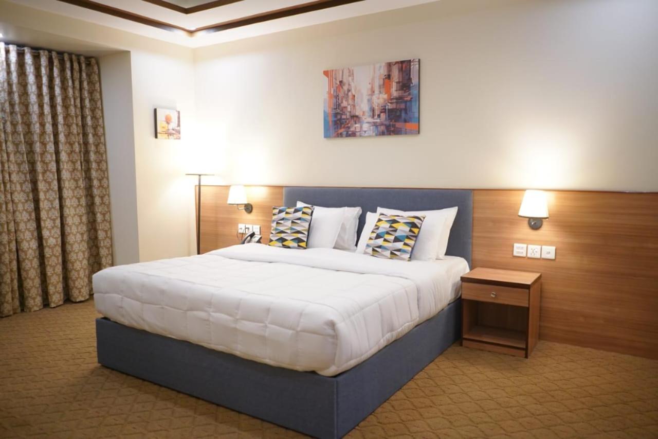 Executive Suite - Photo 4