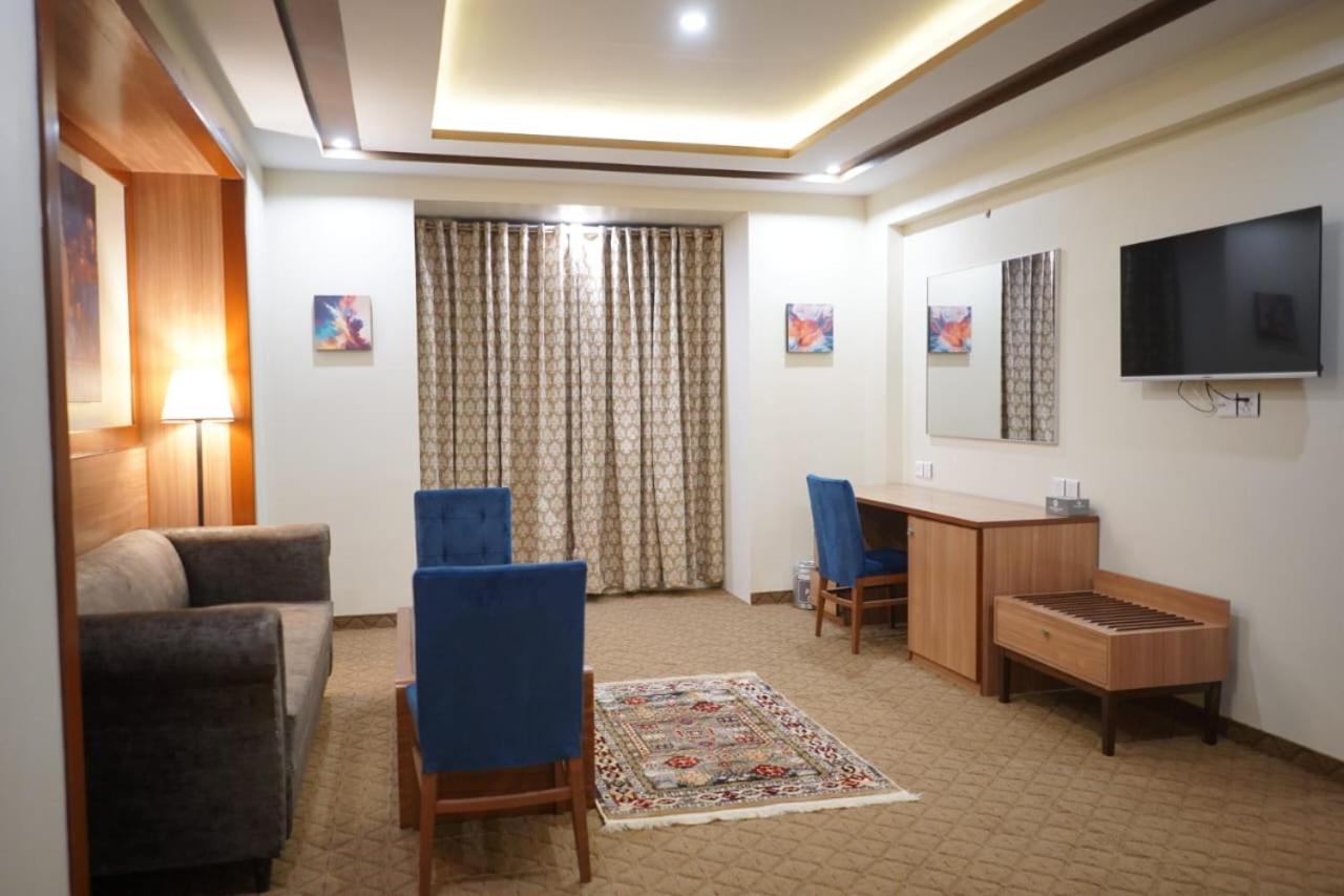 Executive Suite - Photo 3