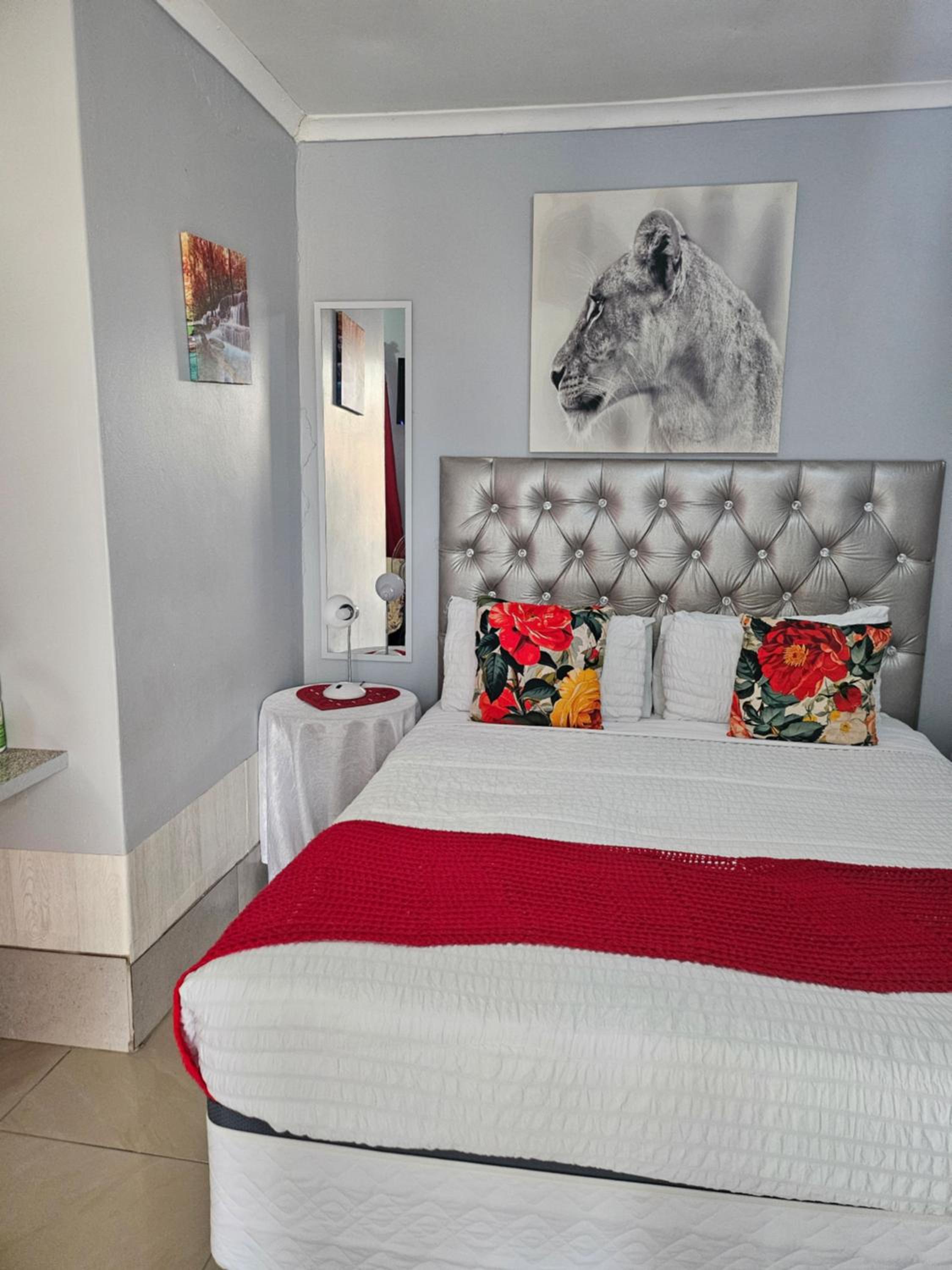 Deluxe Double Room (2 Adults + 1 Child) - Photo 9