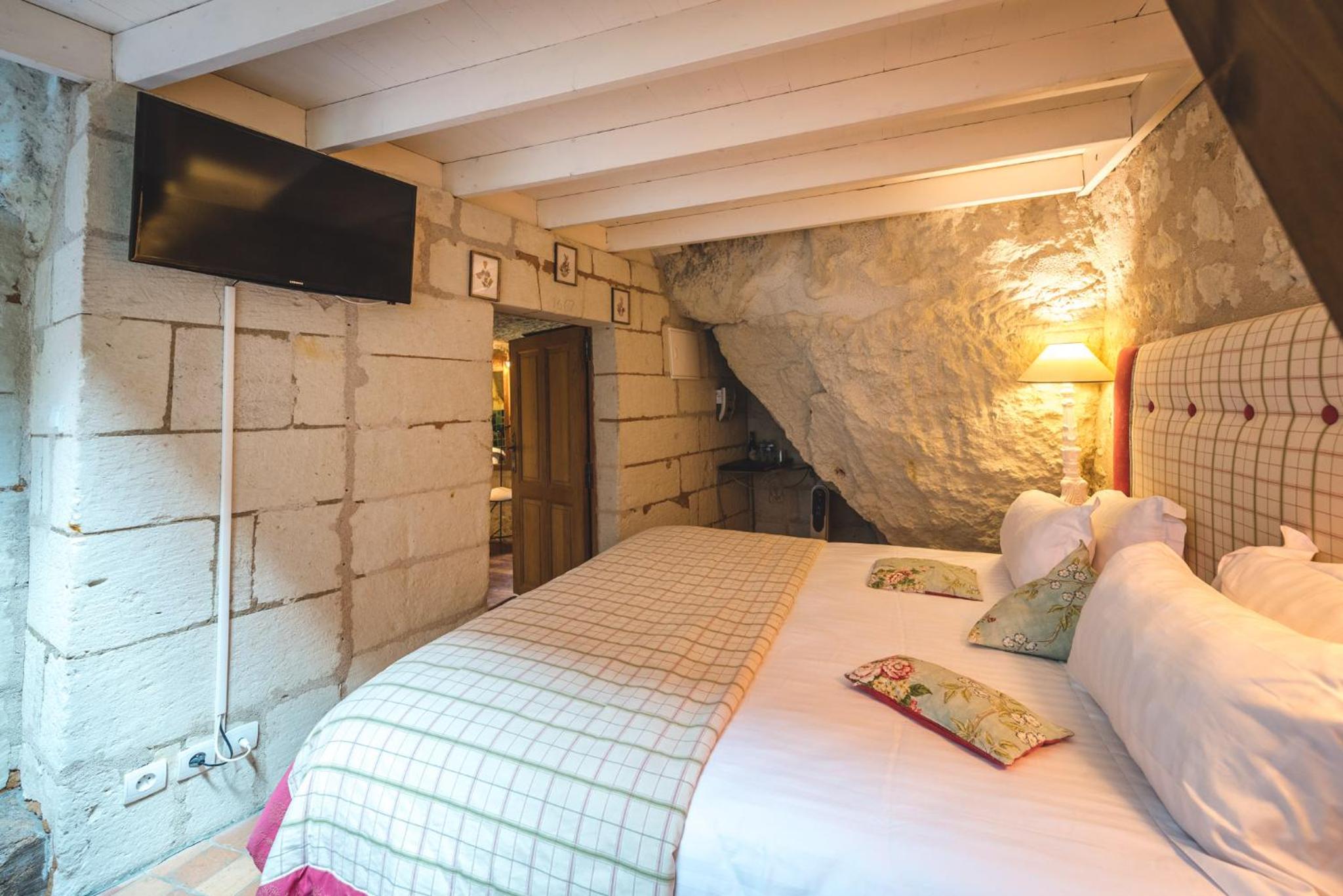 Double Room with Pool View - Cave photo 2