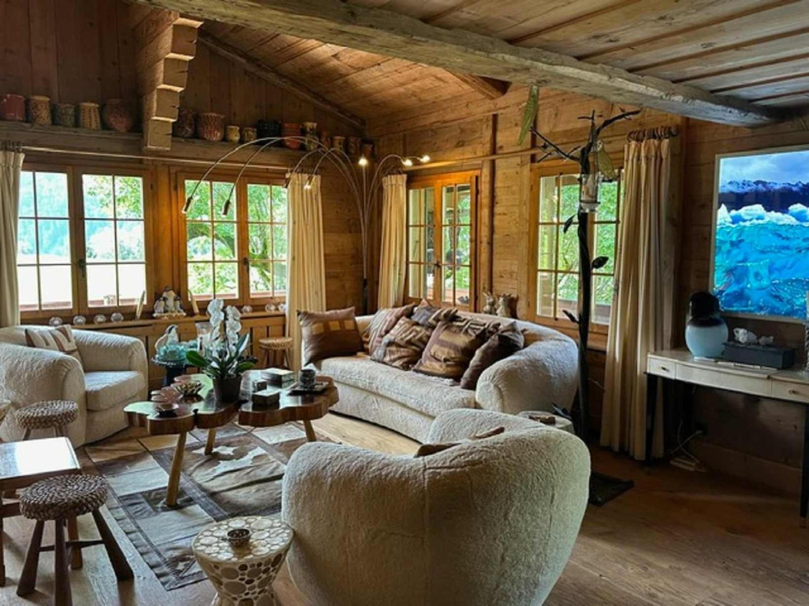 Five-Bedroom Villa photo 1