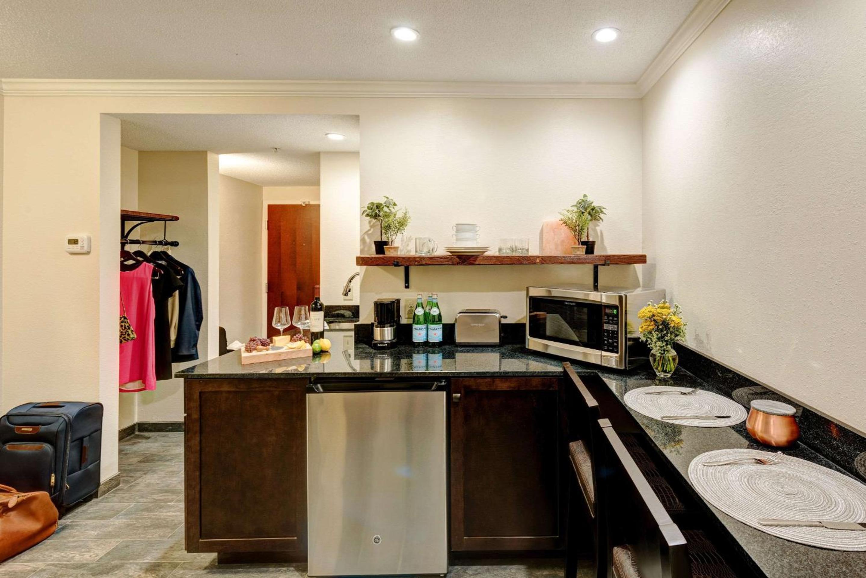 King Room with Kitchen - Non-Smoking photo 3