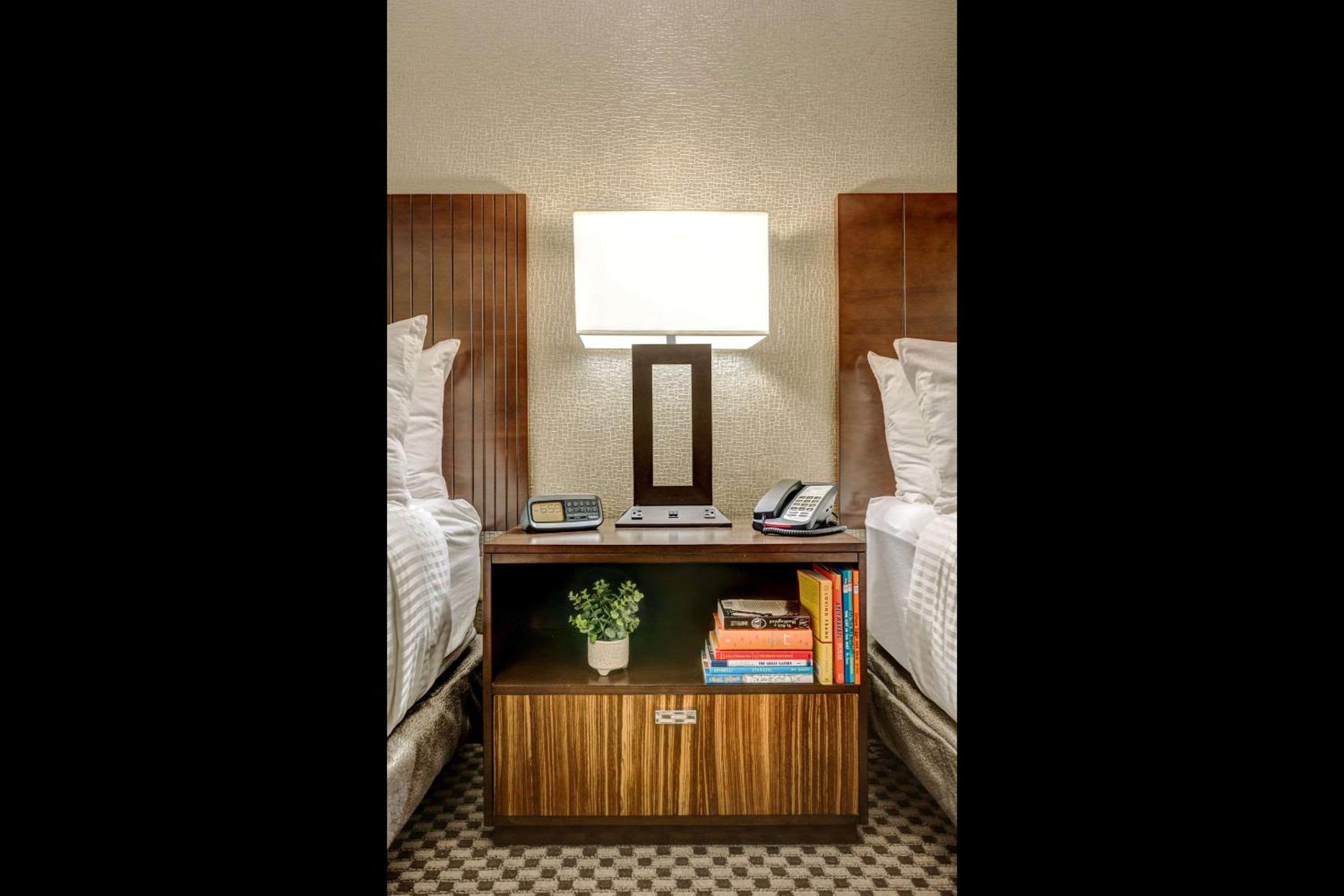 Queen Room with Two Queen Beds - Non-Smoking photo 3