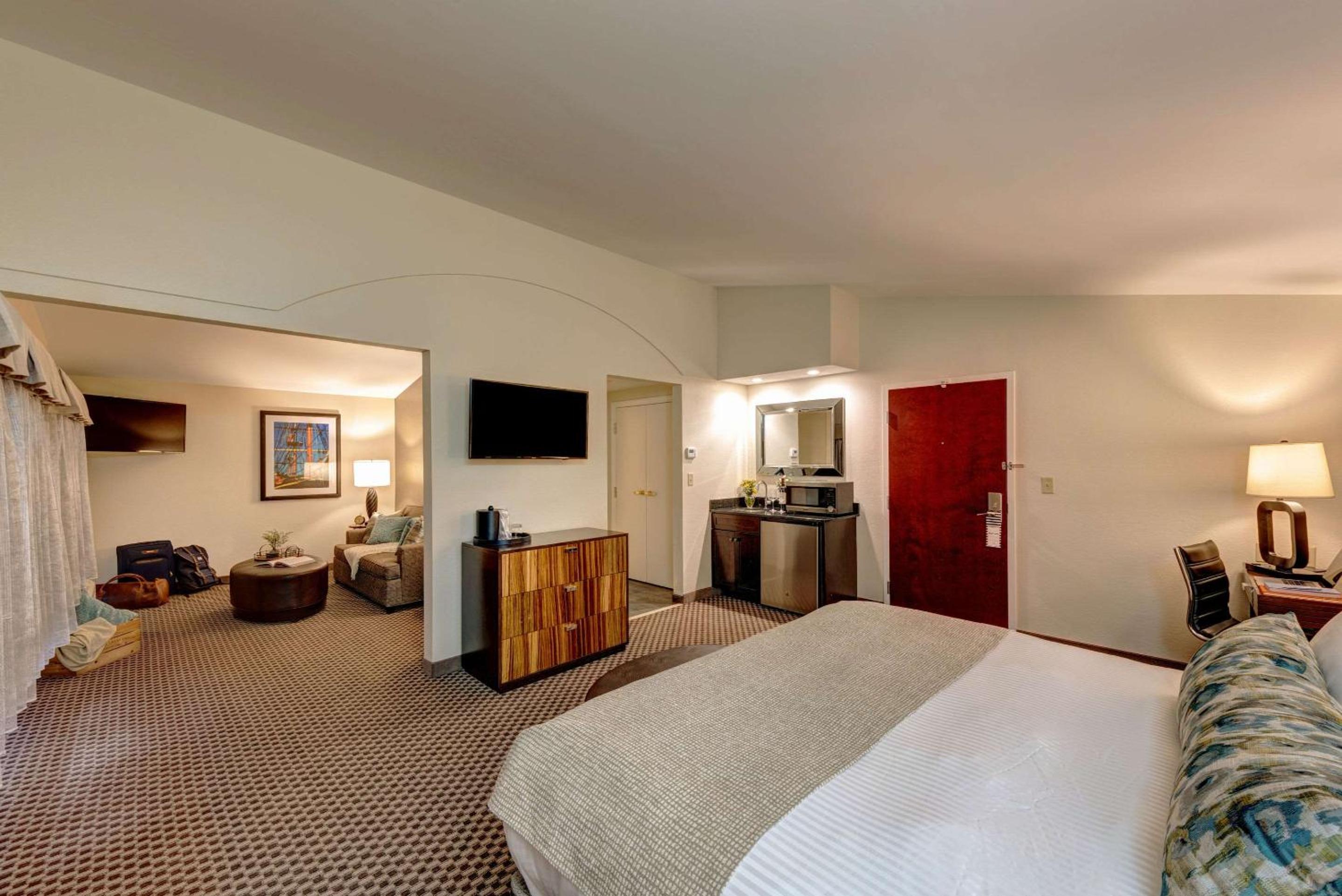 Superior King Suite - Non-Smoking photo 3