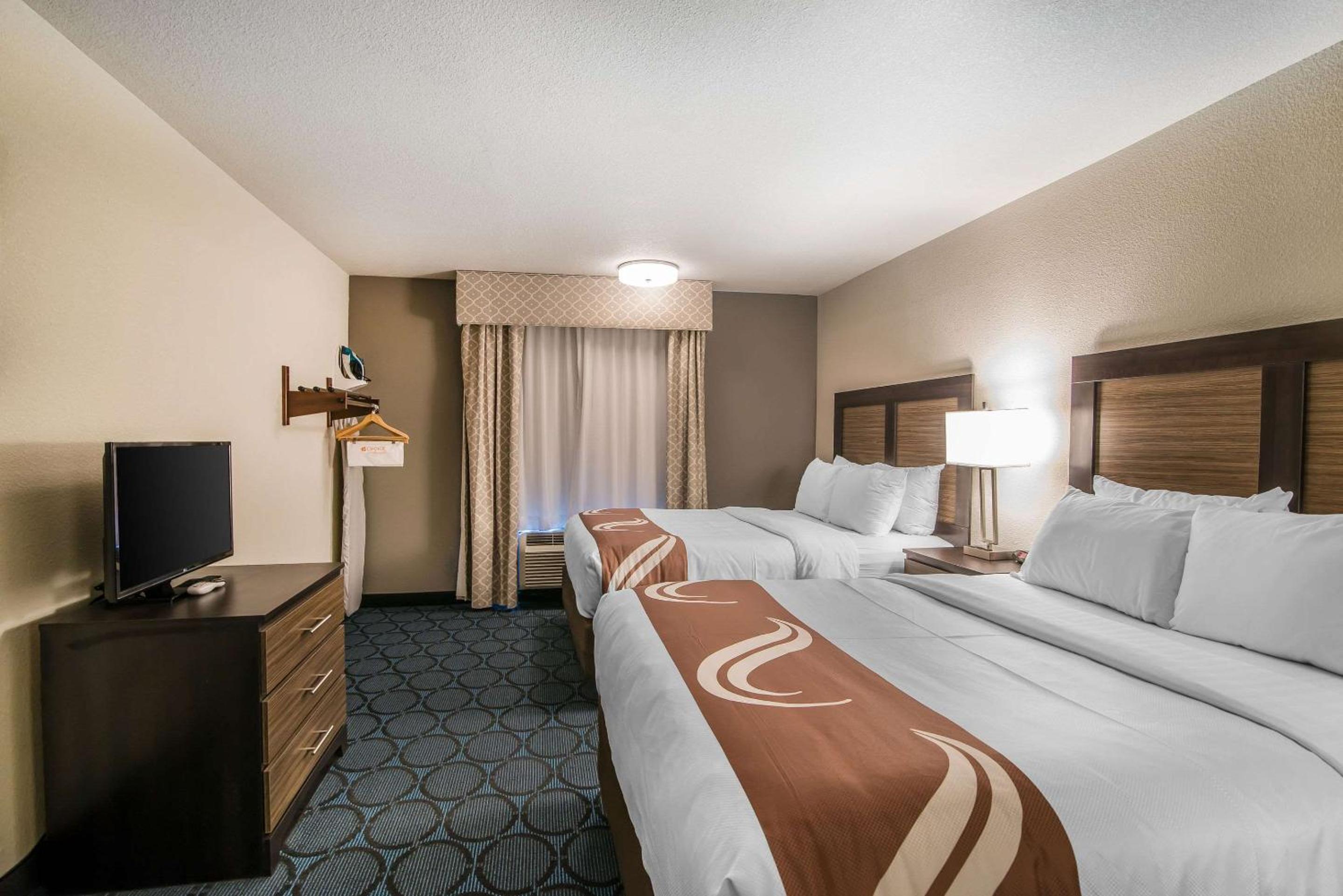 Queen Room with Two Queen Beds - Non-Smoking - Photo 4
