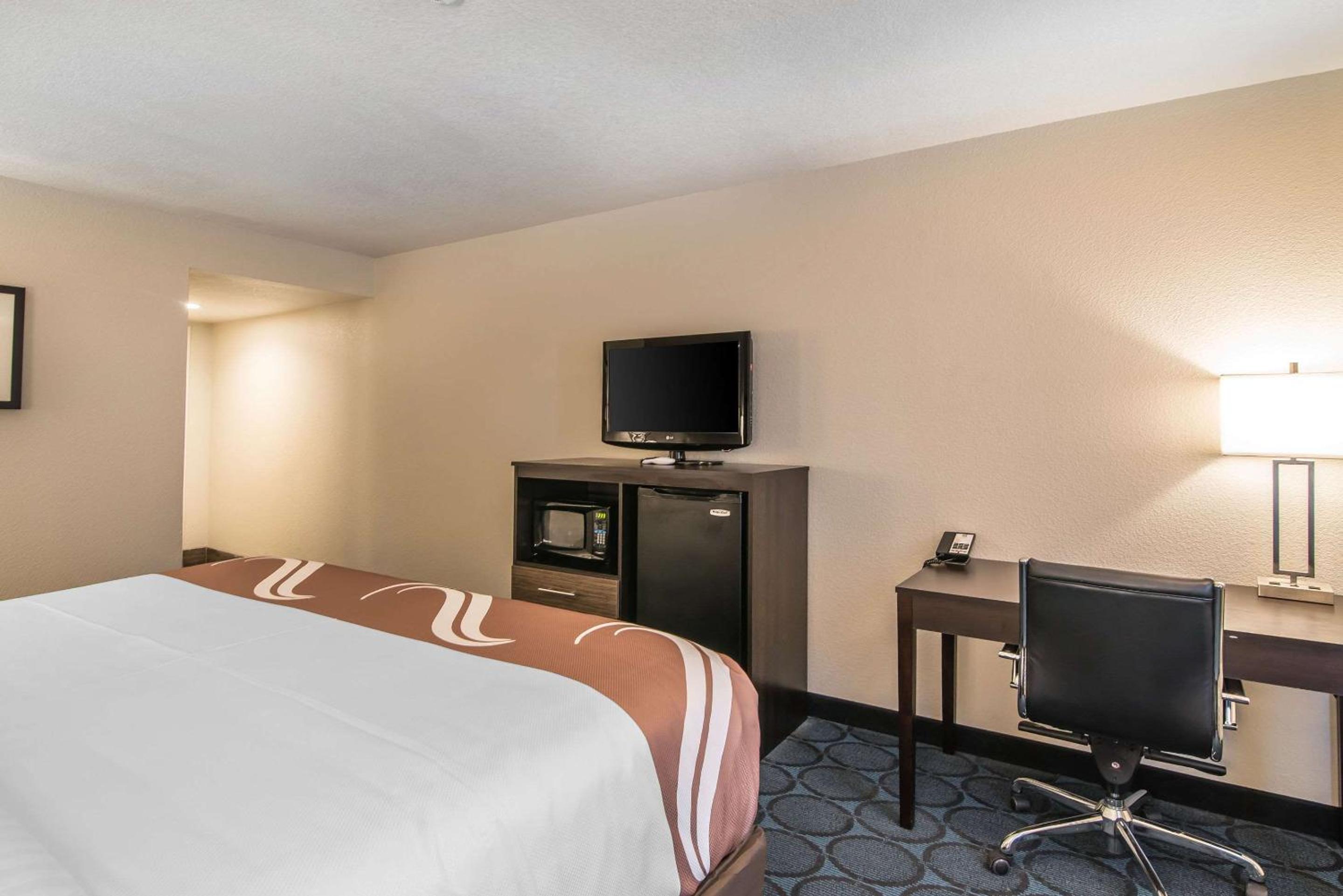 King Room - Non-Smoking - Photo 4