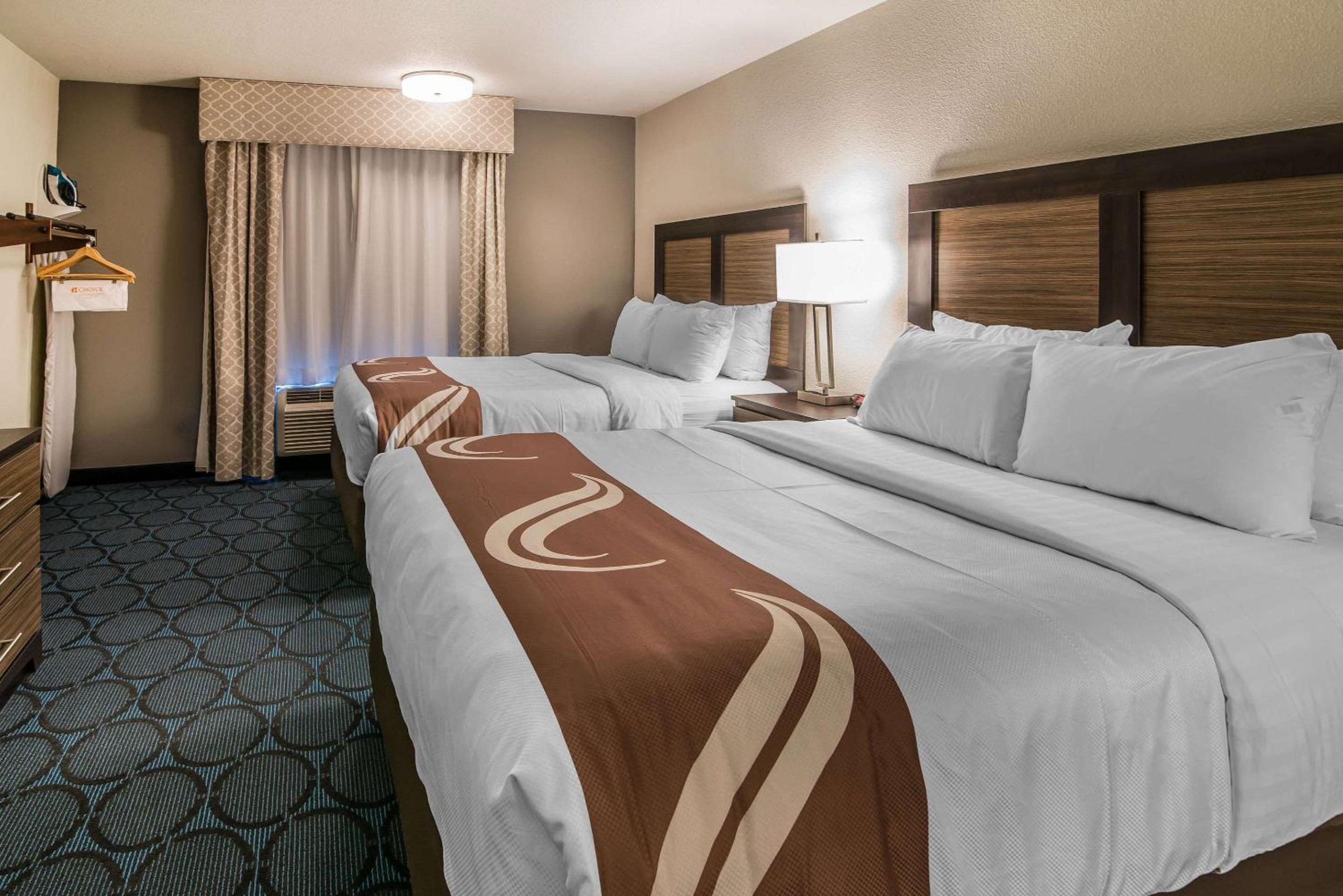 Queen Room with Two Queen Beds - Non-Smoking - Photo 3