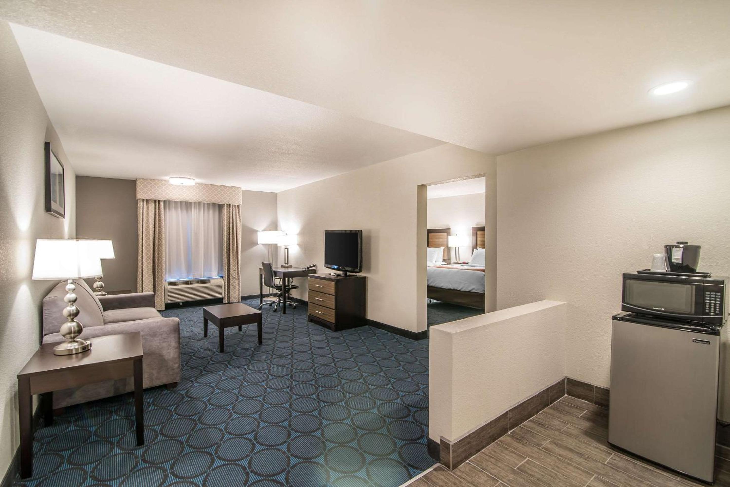 Queen Suite with with Two Queen Beds and Sofa Bed - Non-Smoking - Photo 4