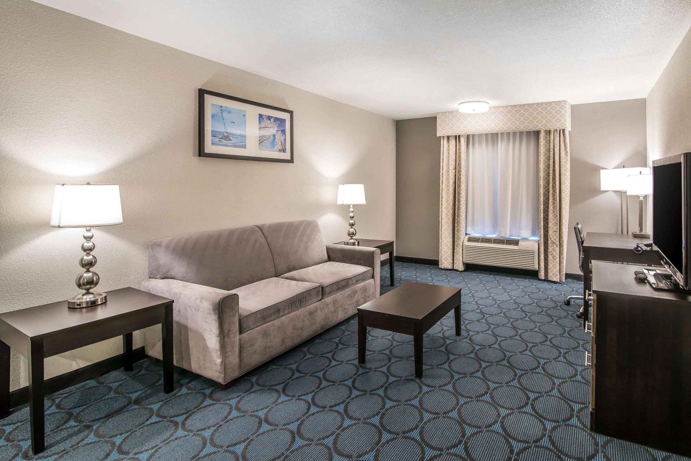 Queen Suite with with Two Queen Beds and Sofa Bed - Non-Smoking - Photo 2