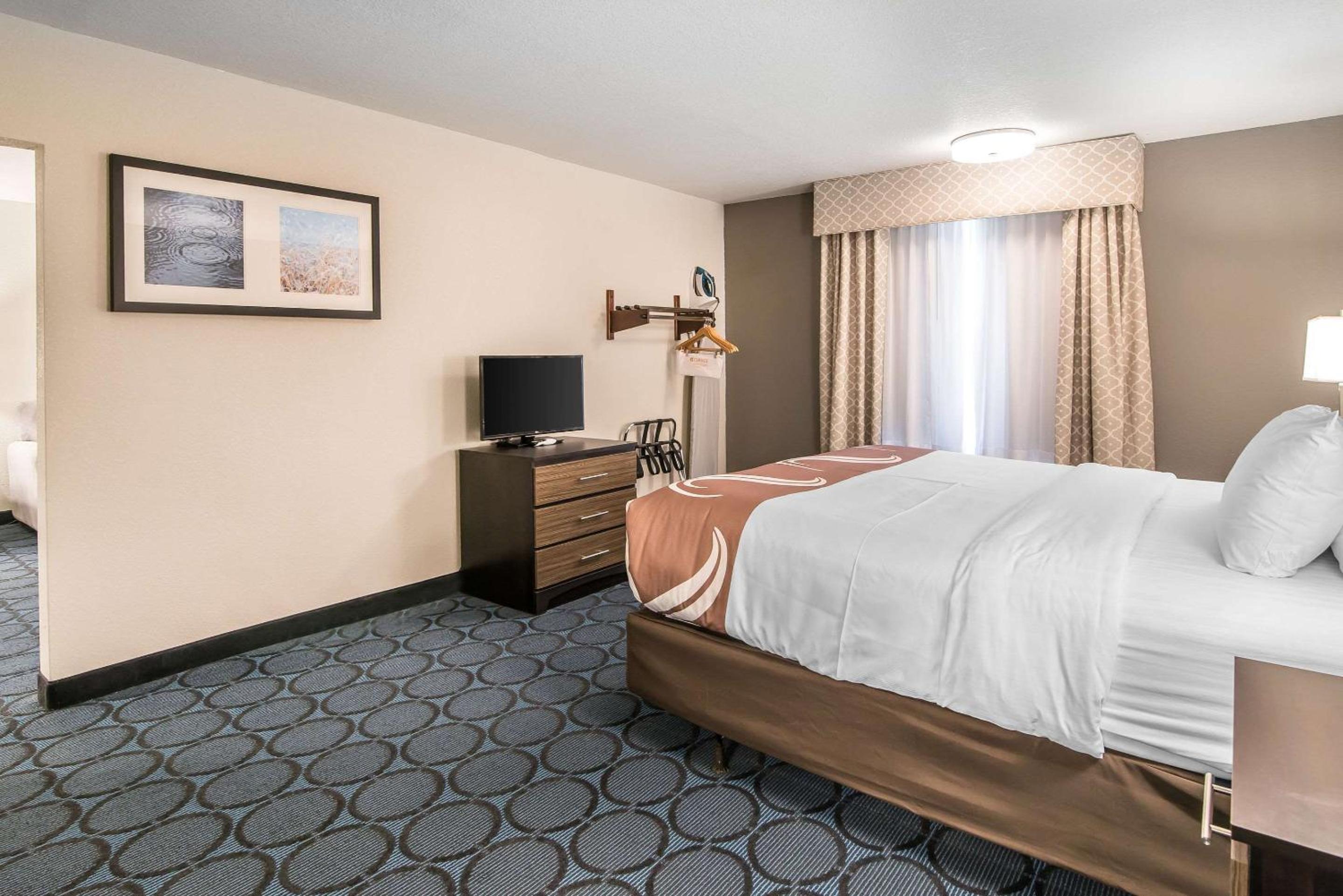 One-Bedroom King Suite with Sofa Bed - Non-Smoking - Photo 3