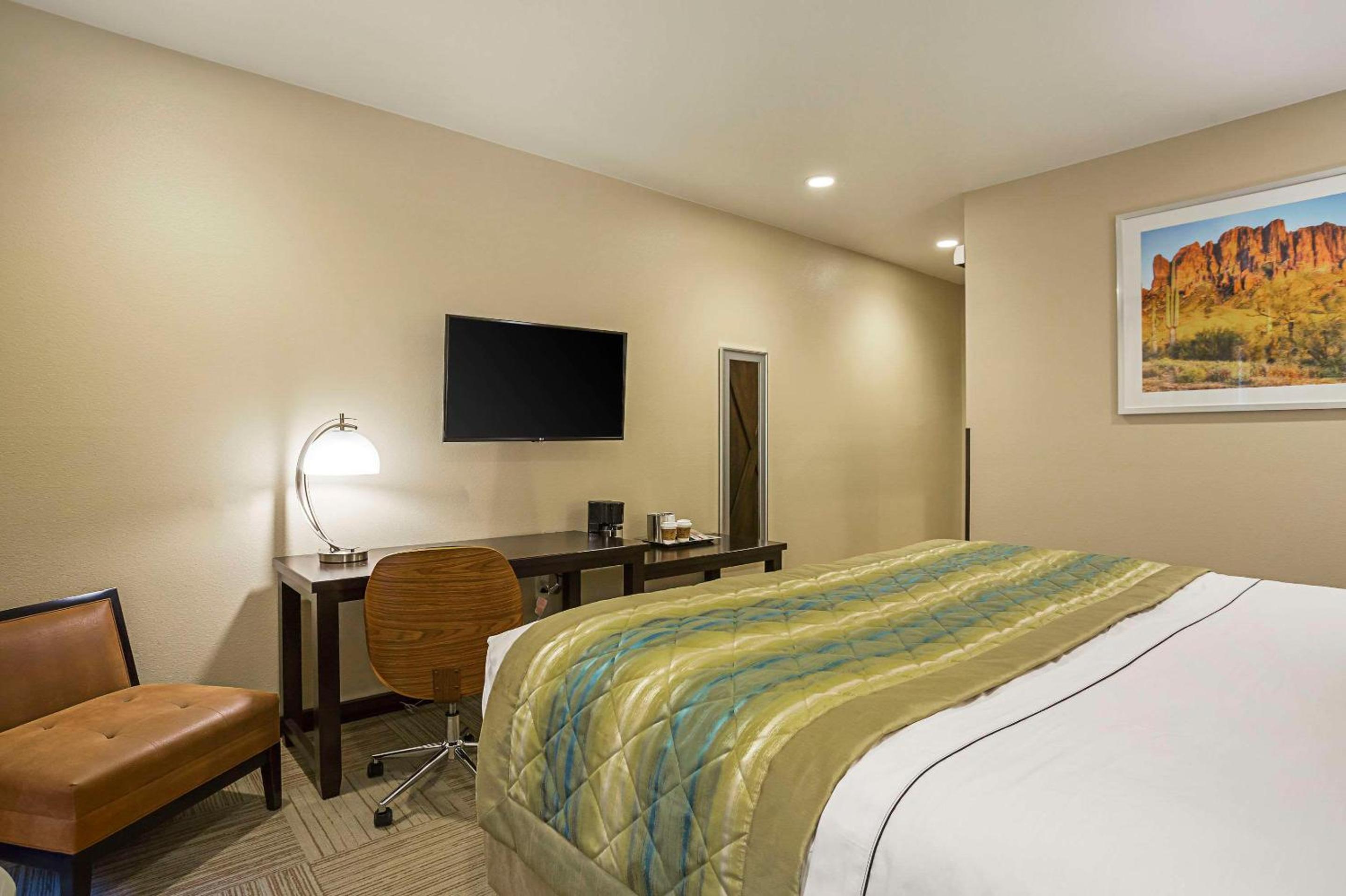 King Room - Non-Smoking photo 2