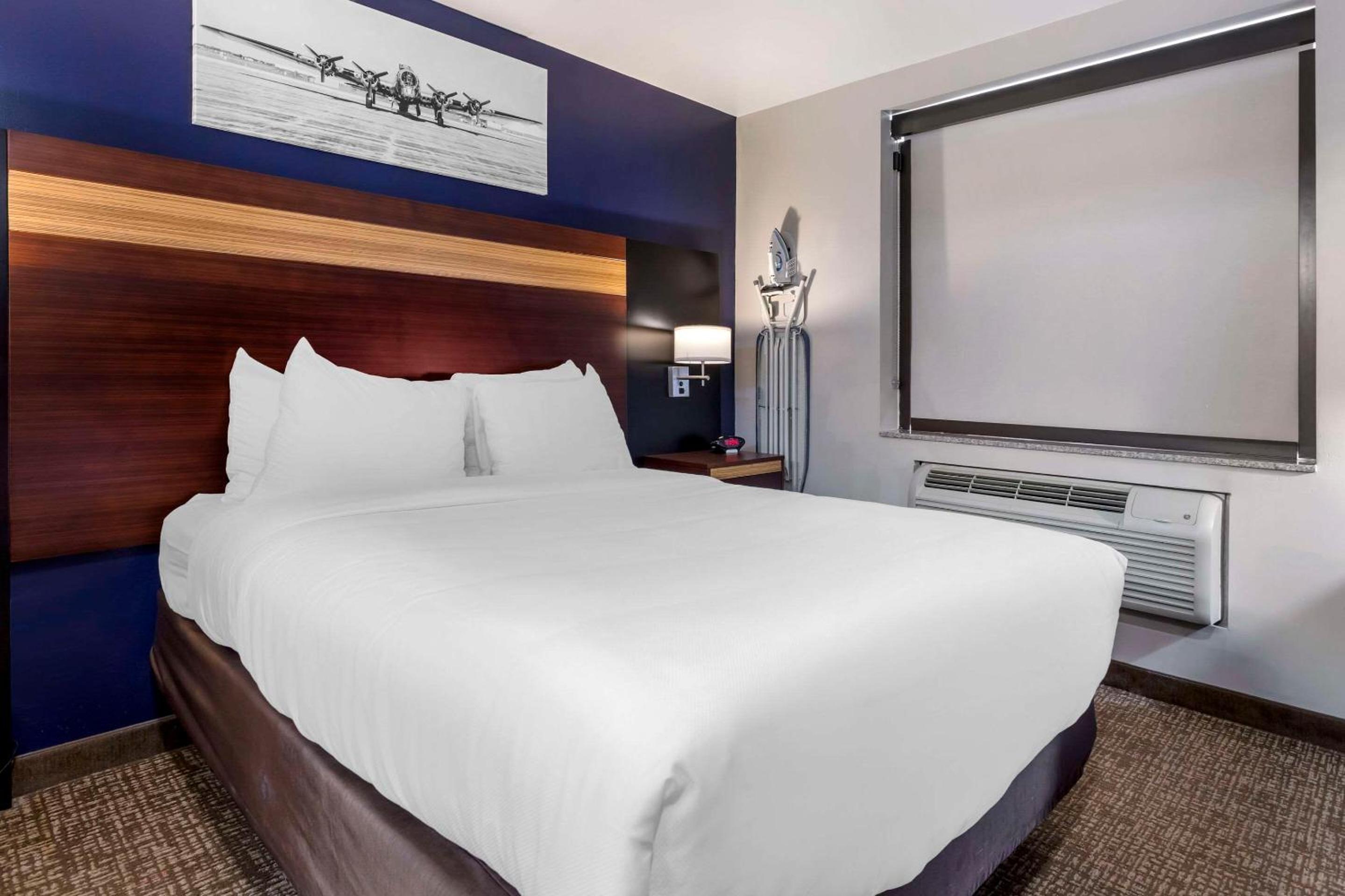 1 Queen Bed - Photo 1