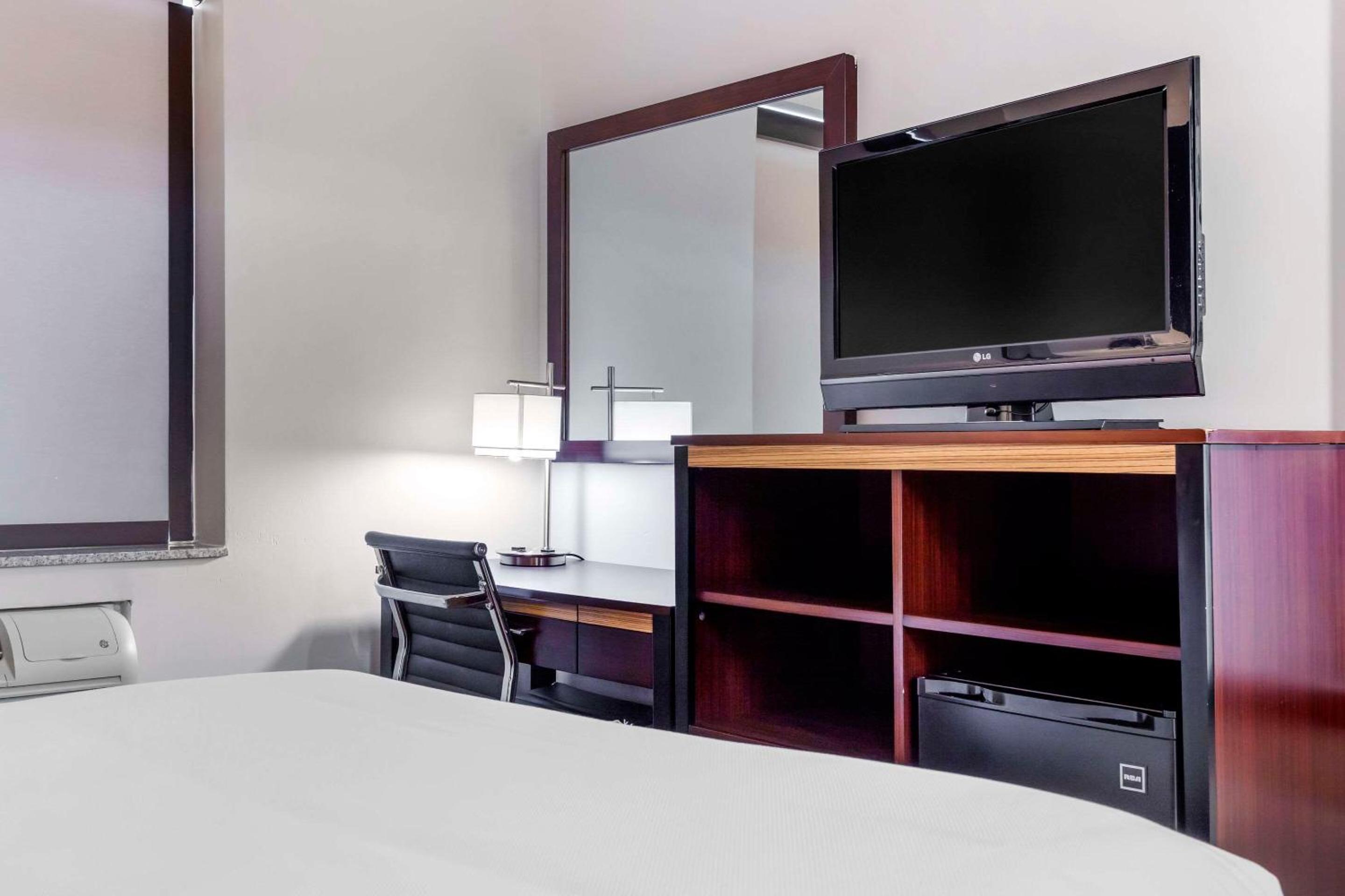 1 Queen Bed - Photo 8