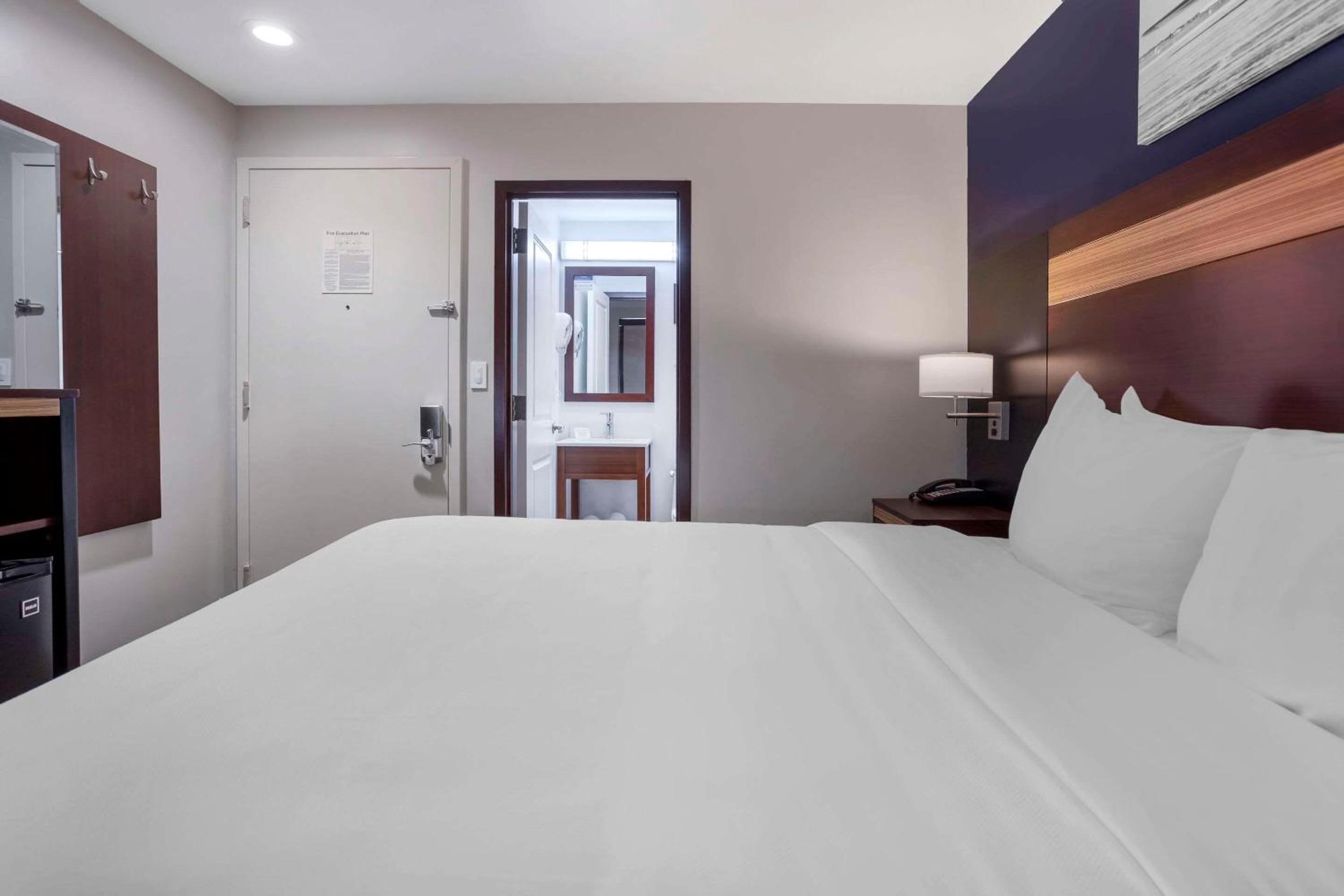 1 Queen Bed - Photo 3
