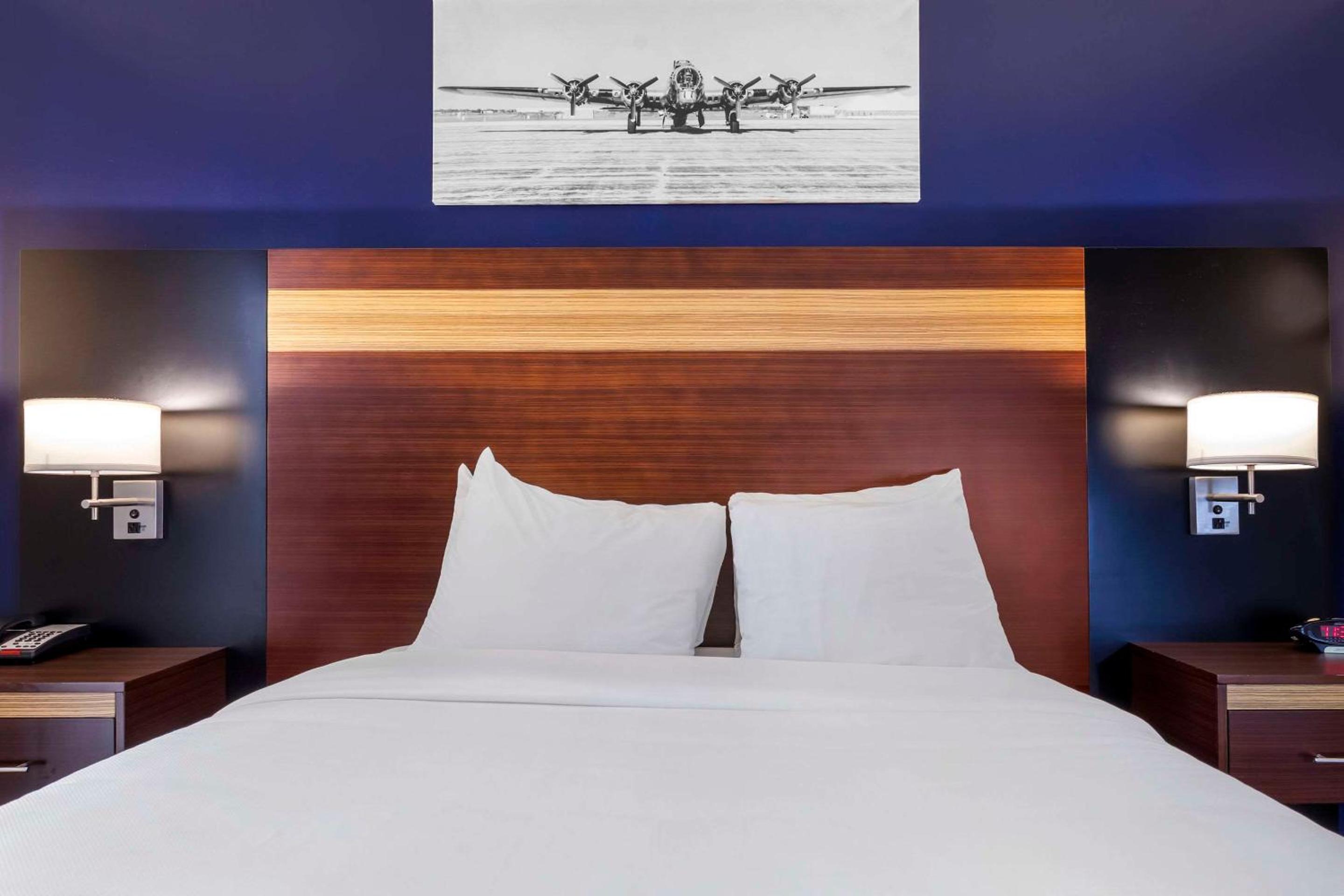 1 Queen Bed - Photo 2