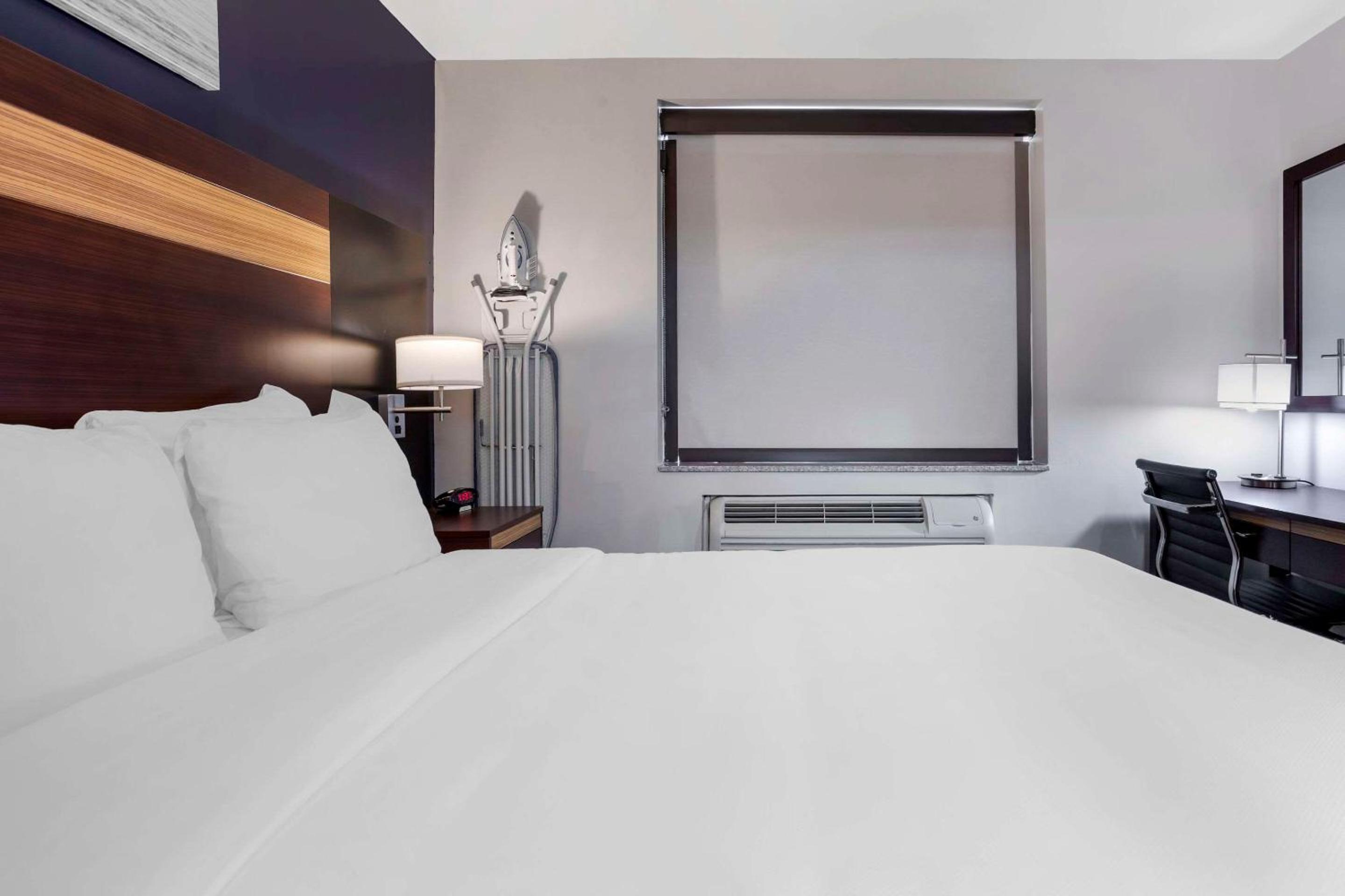 1 Queen Bed - Photo 7